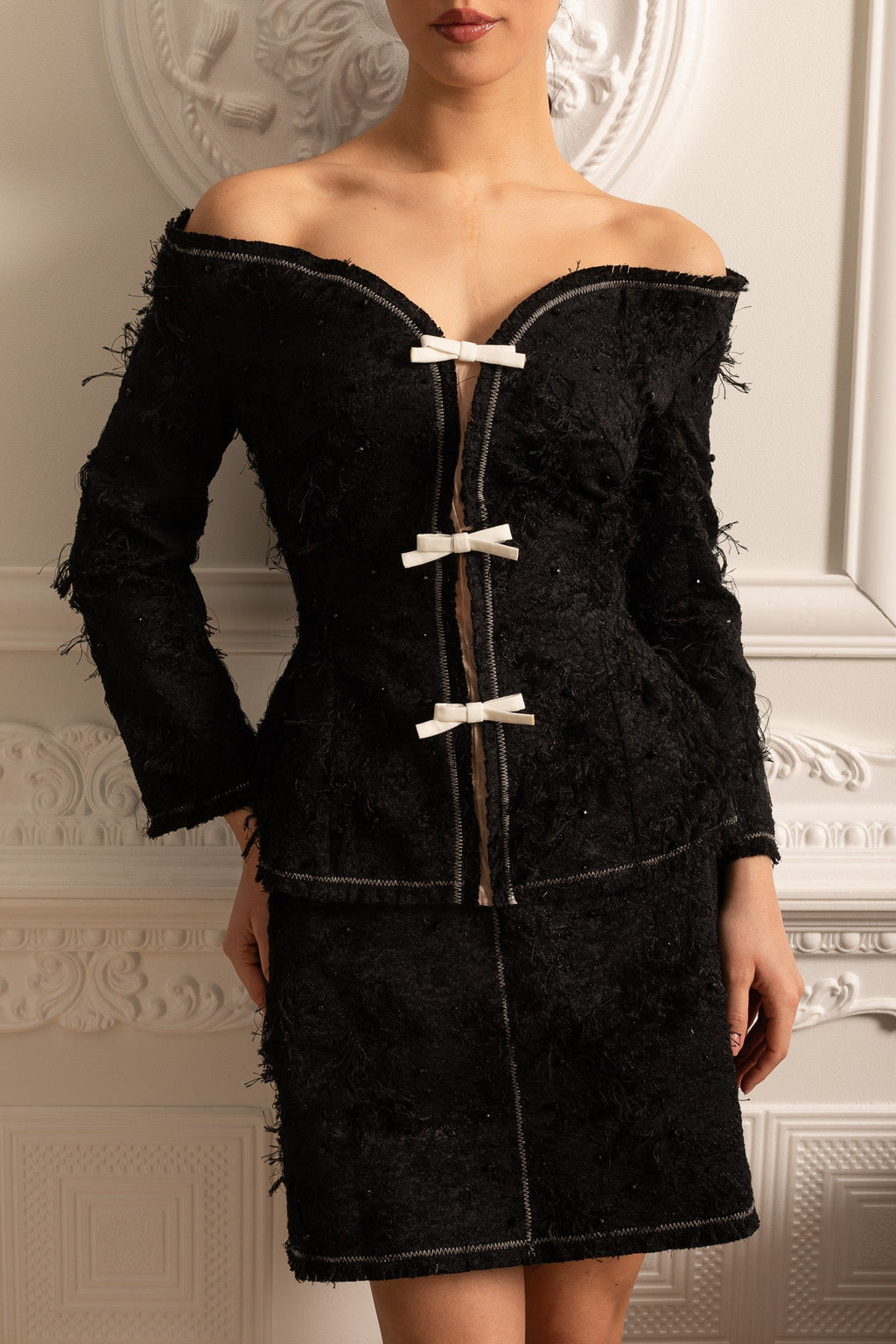 Beyaz Fiyonklu Dokulu Omuz Açık Kordon Set