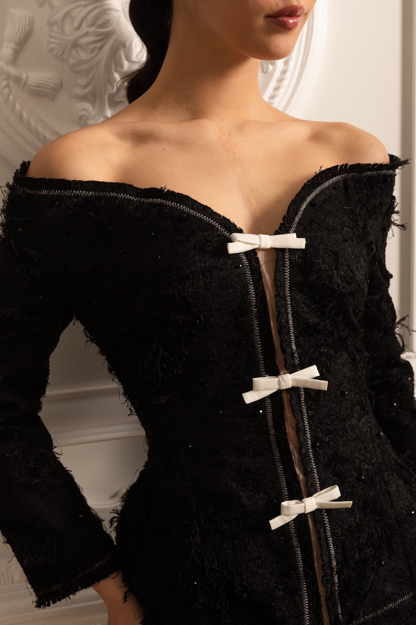 Beyaz Fiyonklu Dokulu Omuz Açık Kordon Set