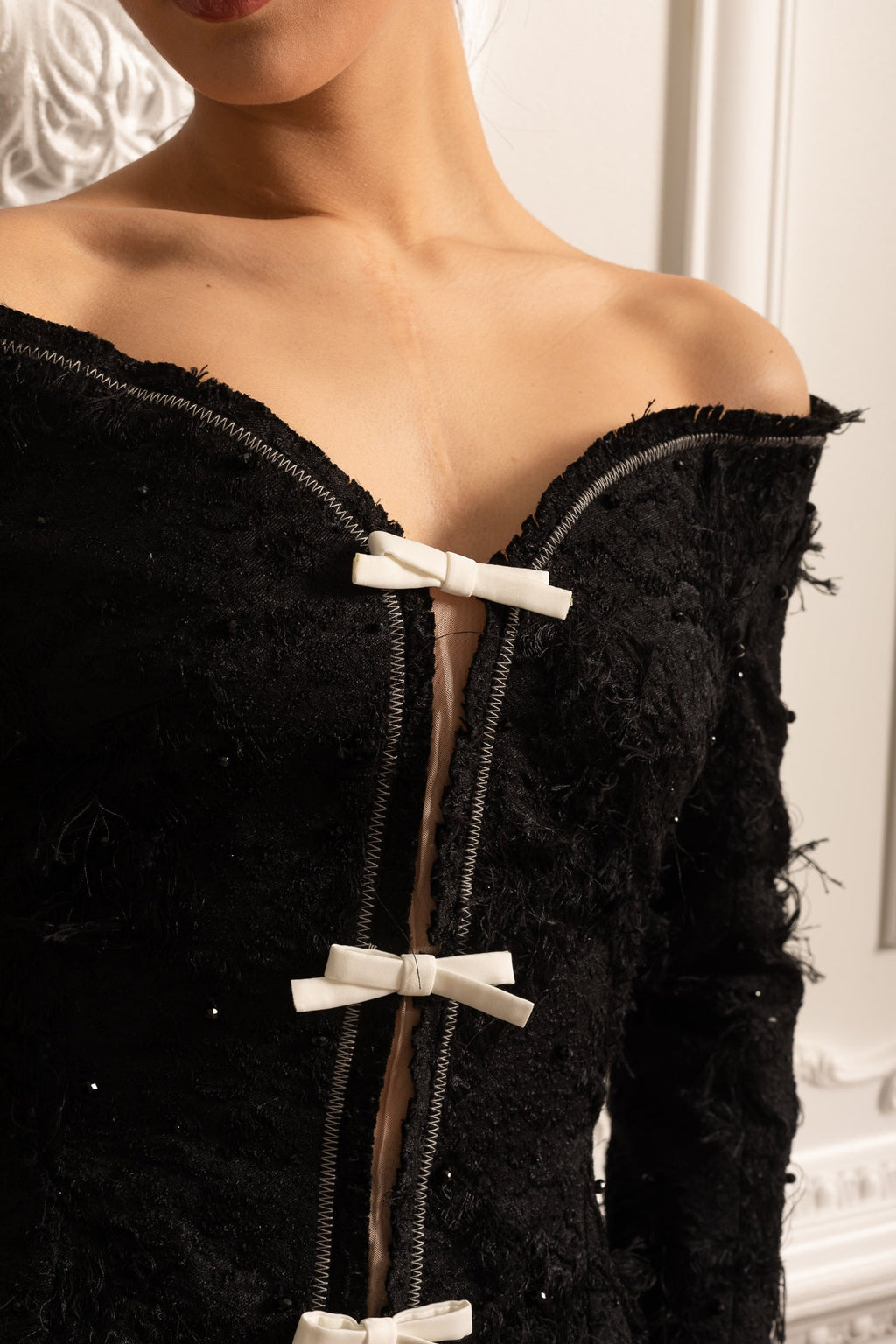 Beyaz Fiyonklu Dokulu Omuz Açık Kordon Set