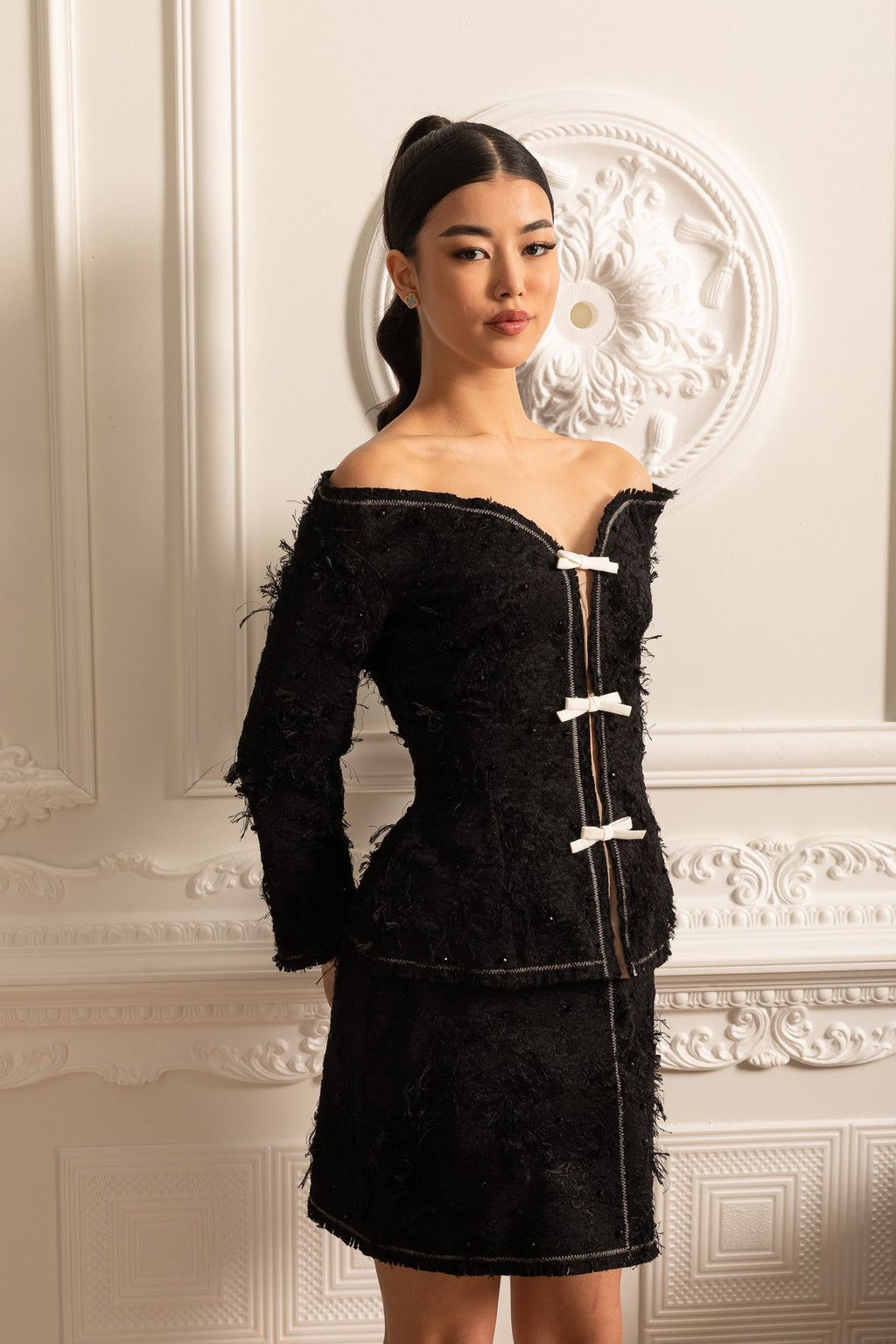 Beyaz Fiyonklu Dokulu Omuz Açık Kordon Set