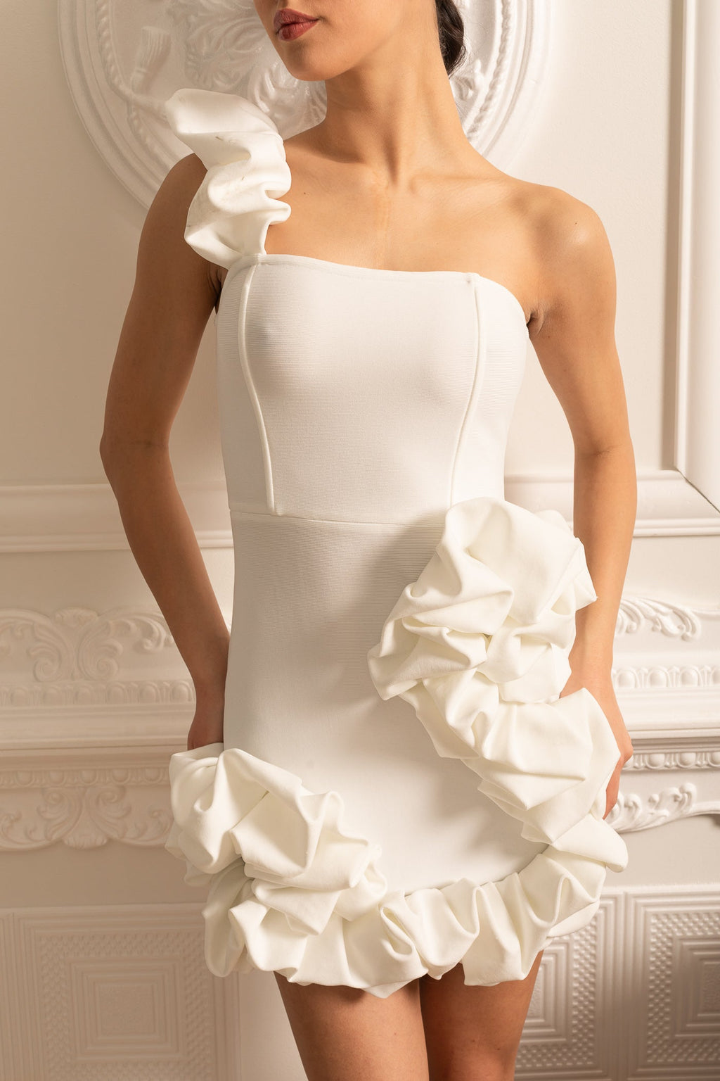 Fırfırlı Etek Ucu ve Omuz Askılı Çiçek Desenli Mini Elbise – Beyaz