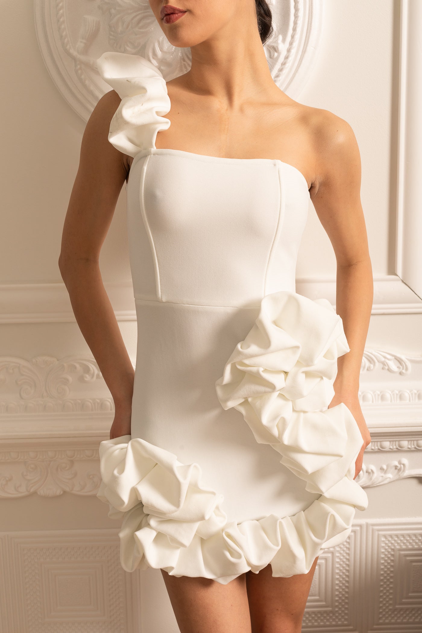 Fırfırlı Etek Ucu ve Omuz Askılı Çiçek Desenli Mini Elbise – Beyaz