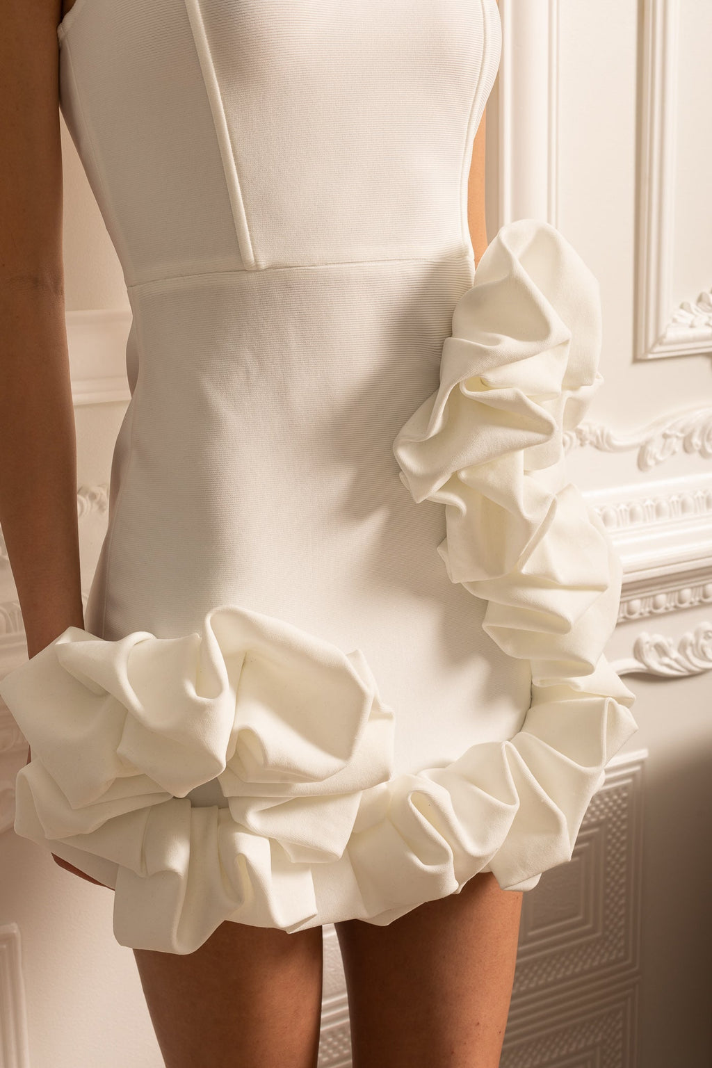 Fırfırlı Etek Ucu ve Omuz Askılı Çiçek Desenli Mini Elbise – Beyaz