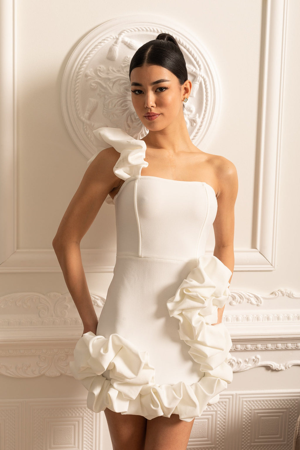 Fırfırlı Etek Ucu ve Omuz Askılı Çiçek Desenli Mini Elbise – Beyaz