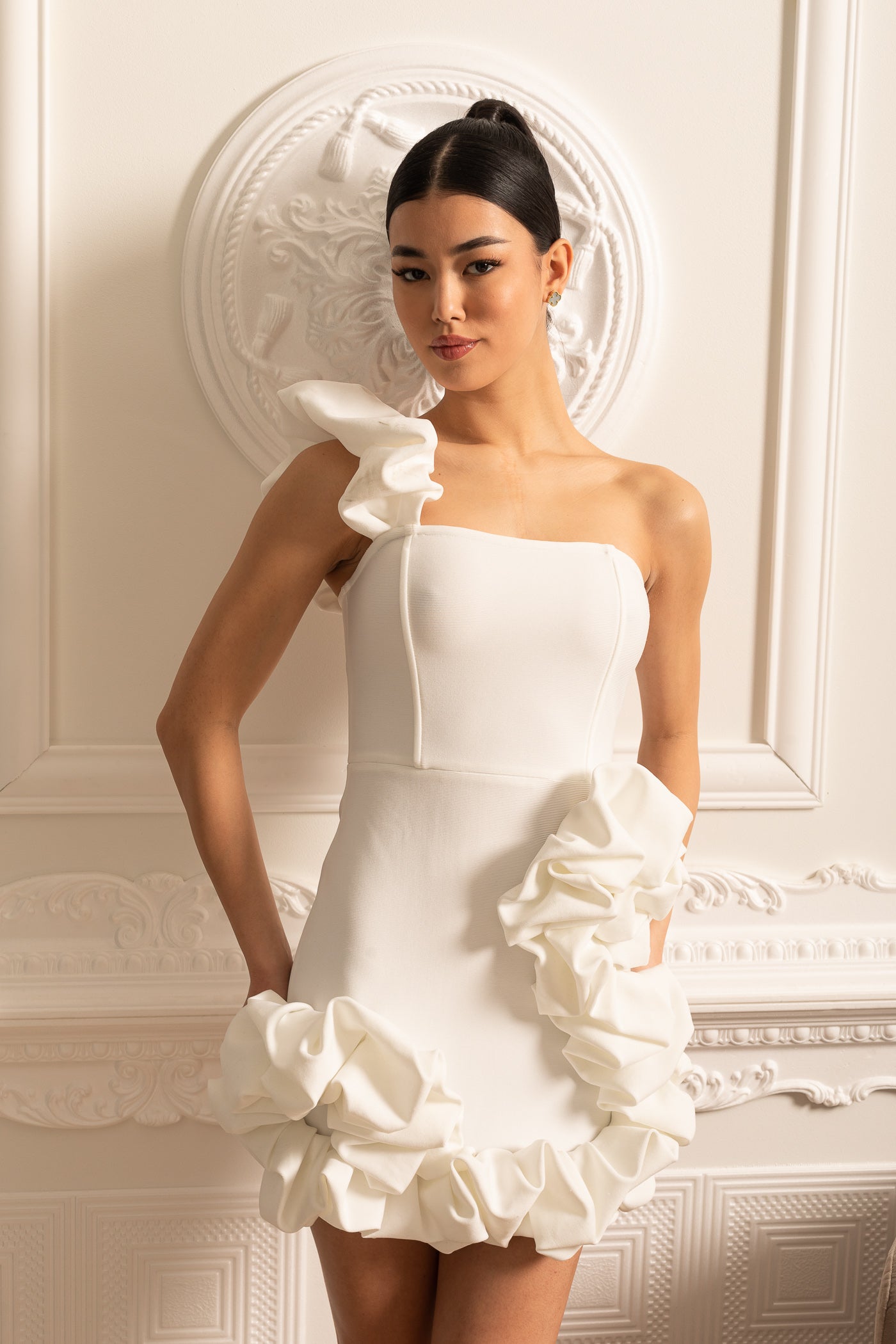 Fırfırlı Etek Ucu ve Omuz Askılı Çiçek Desenli Mini Elbise – Beyaz