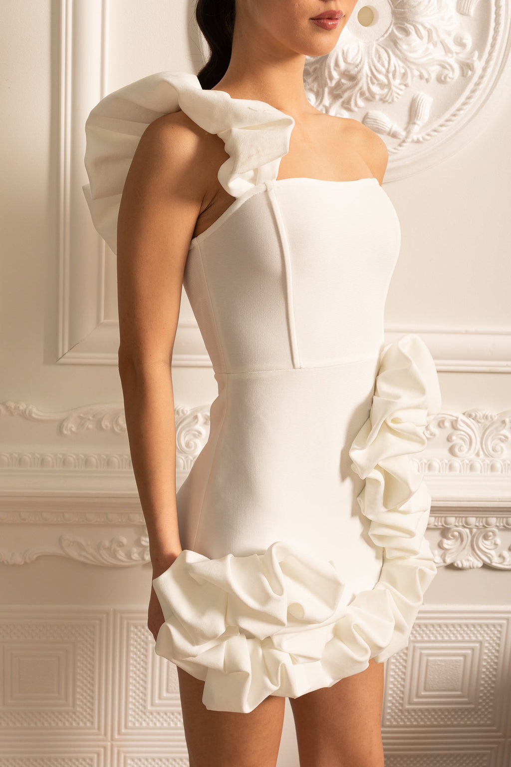 Fırfırlı Etek Ucu ve Omuz Askılı Çiçek Desenli Mini Elbise – Beyaz