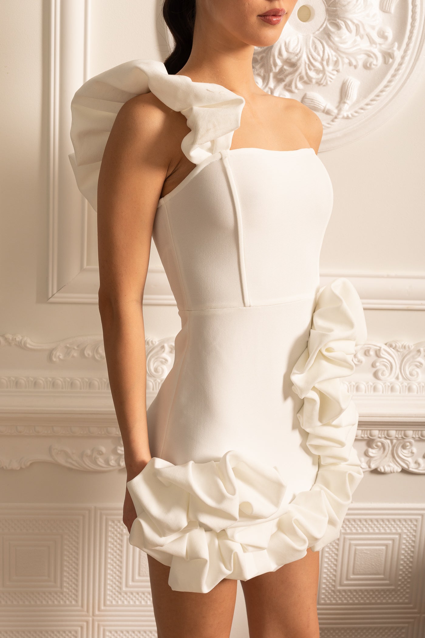 Fırfırlı Etek Ucu ve Omuz Askılı Çiçek Desenli Mini Elbise – Beyaz