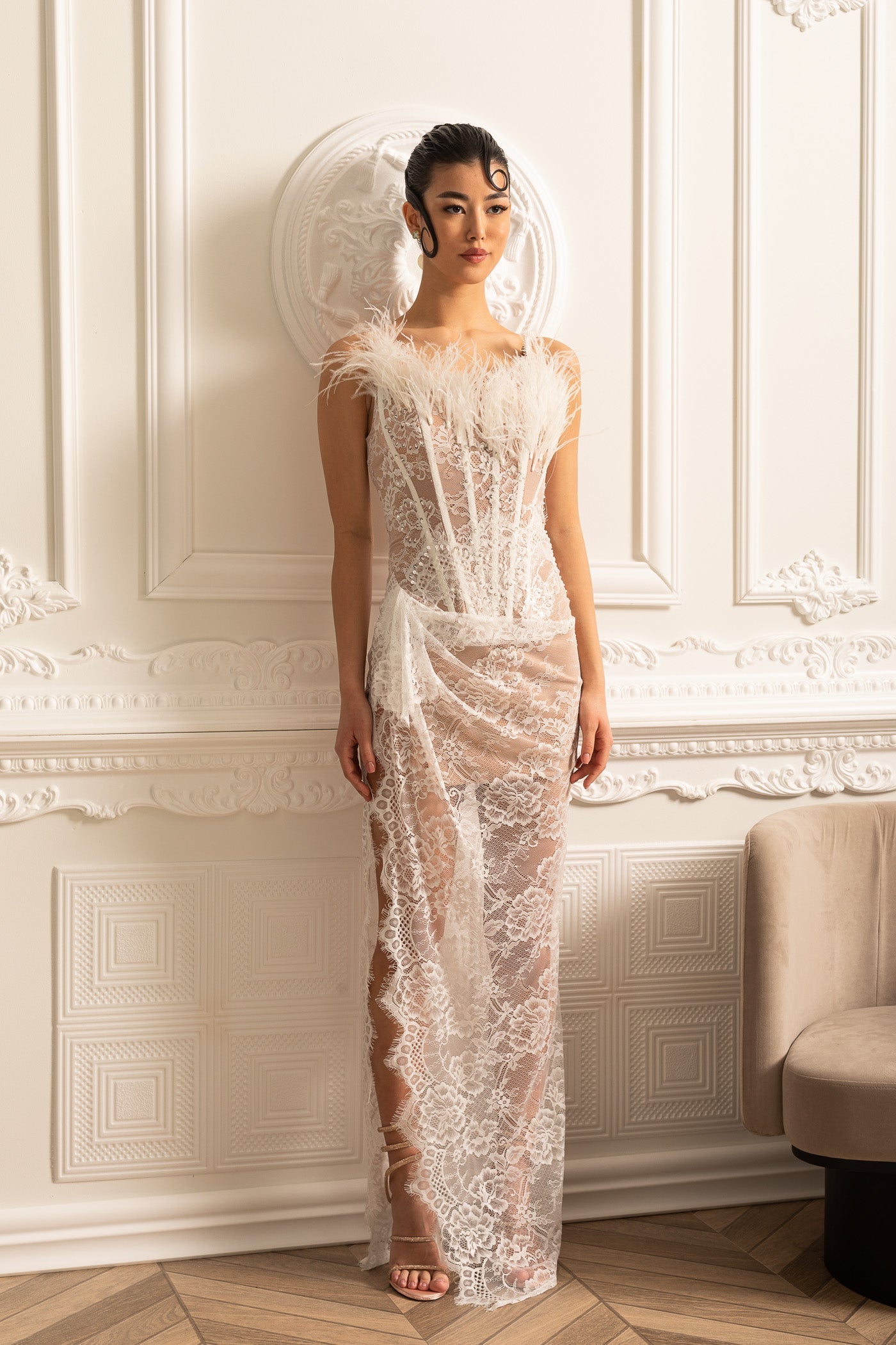 Tüy Süslemeli Yaka Detaylı Zarif Dantel Abiye Elbise – Beyaz