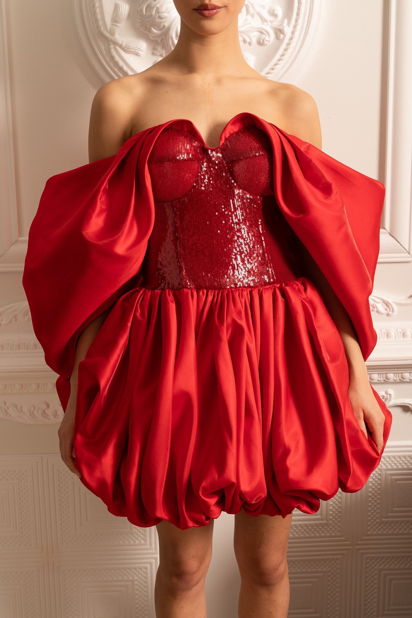 Hacimli Etekli ve Dökümlü Kollu Omuzları Açık Elbise