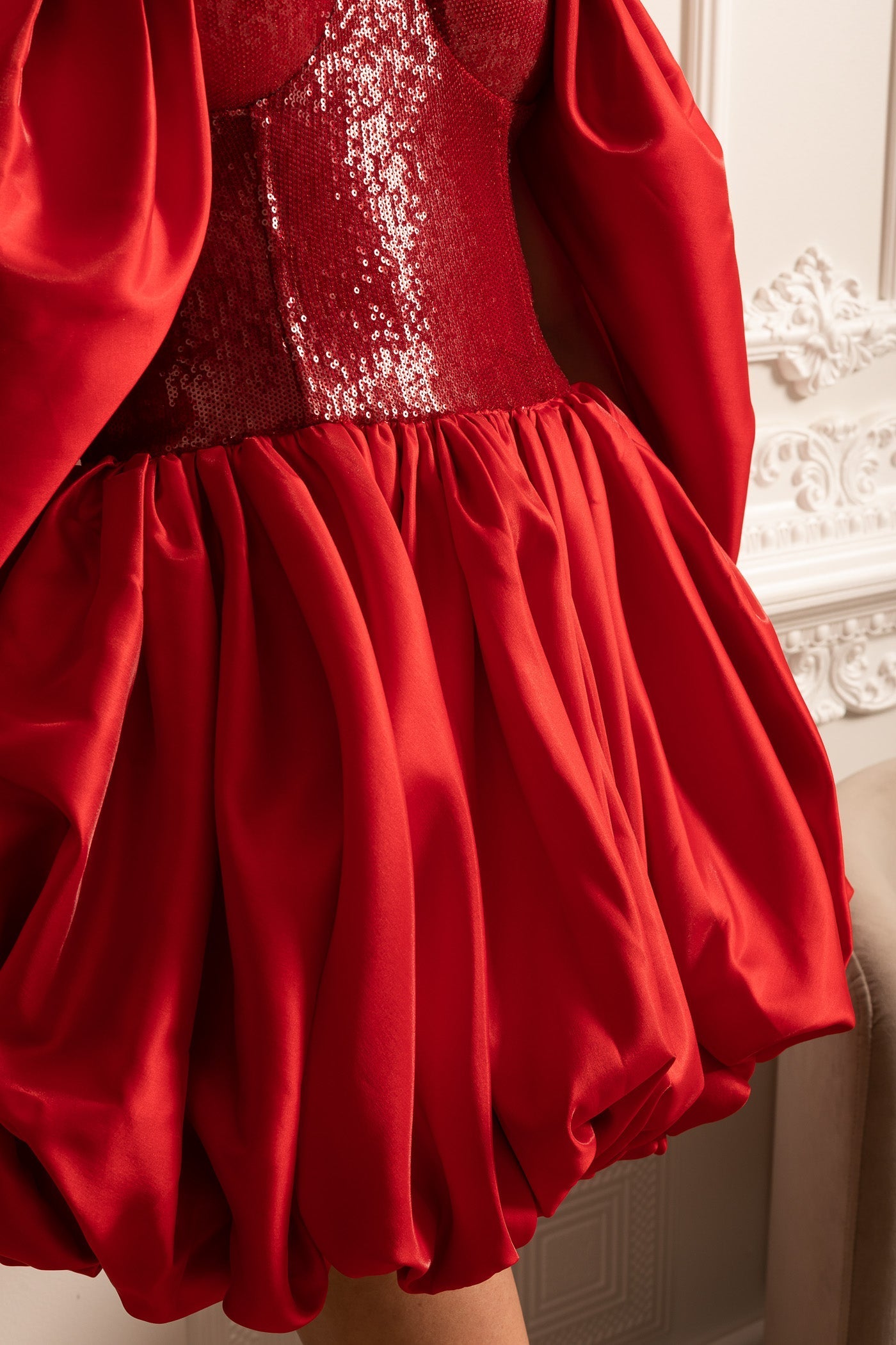 Hacimli Etekli ve Dökümlü Kollu Omuzları Açık Elbise