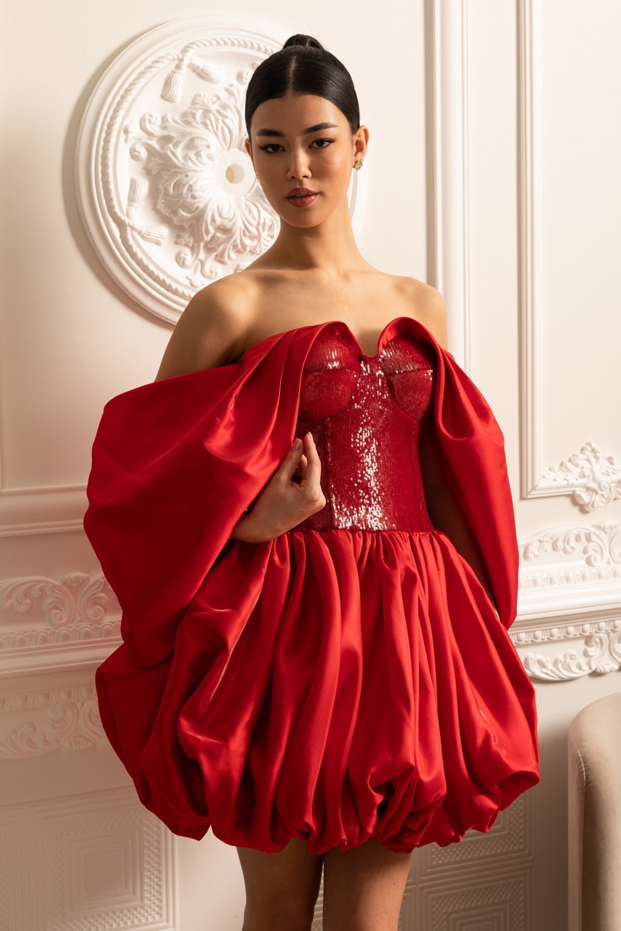 Hacimli Etekli ve Dökümlü Kollu Omuzları Açık Elbise