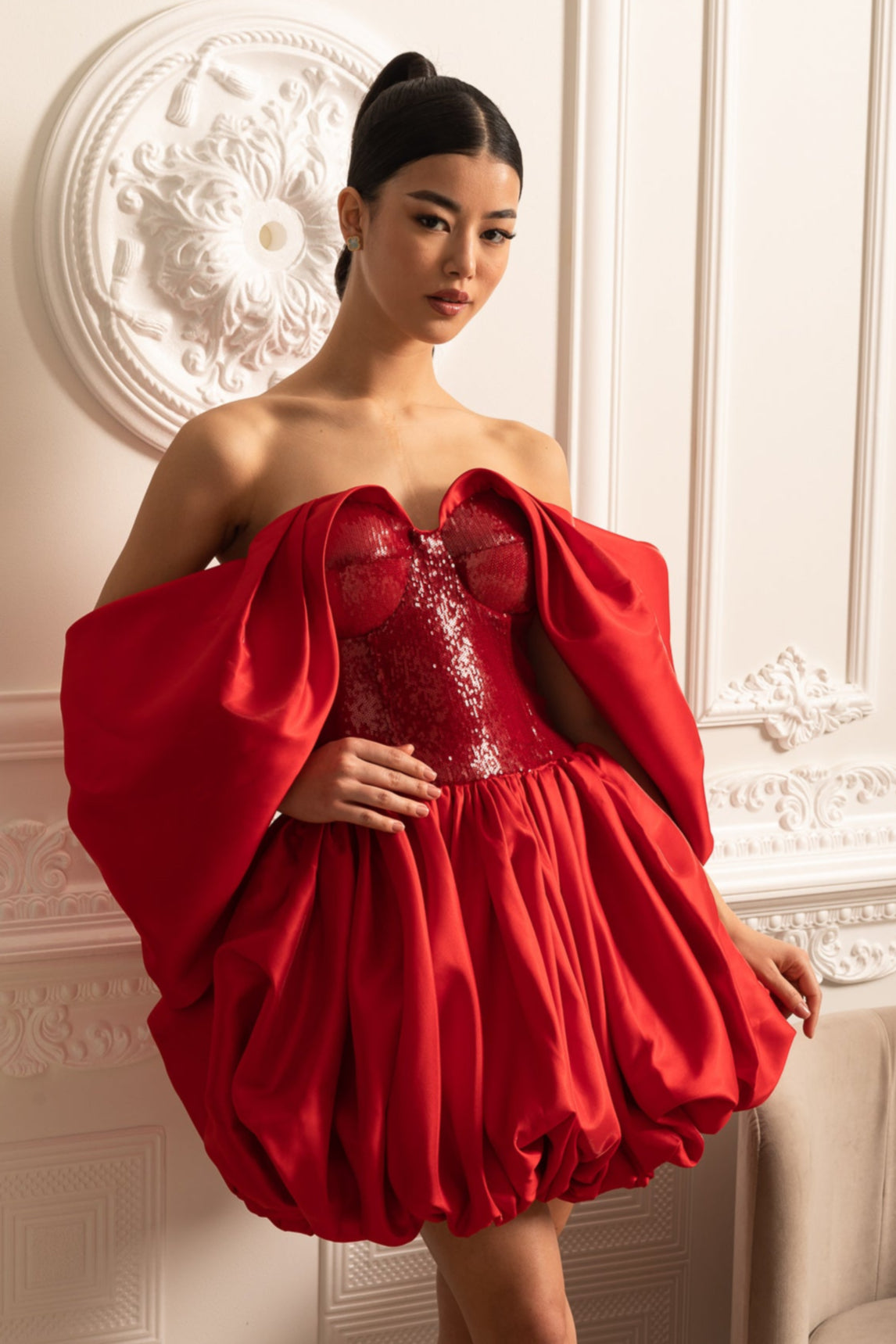 Hacimli Etekli ve Dökümlü Kollu Omuzları Açık Elbise