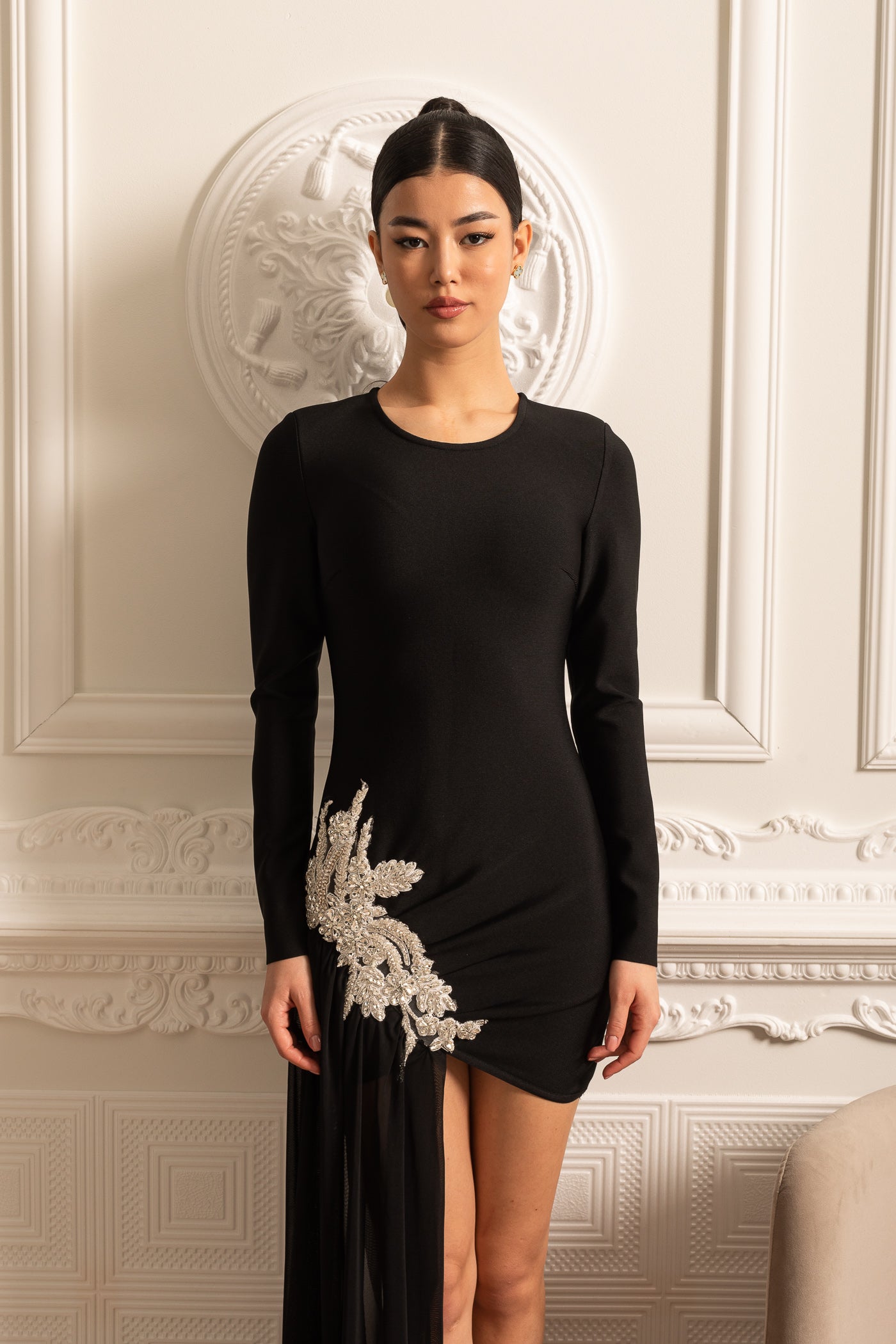 Beyaz Kalça Süslemeli ve Şeffaf Kat Boyu Uzantılı Asimetrik Gömme Elbise