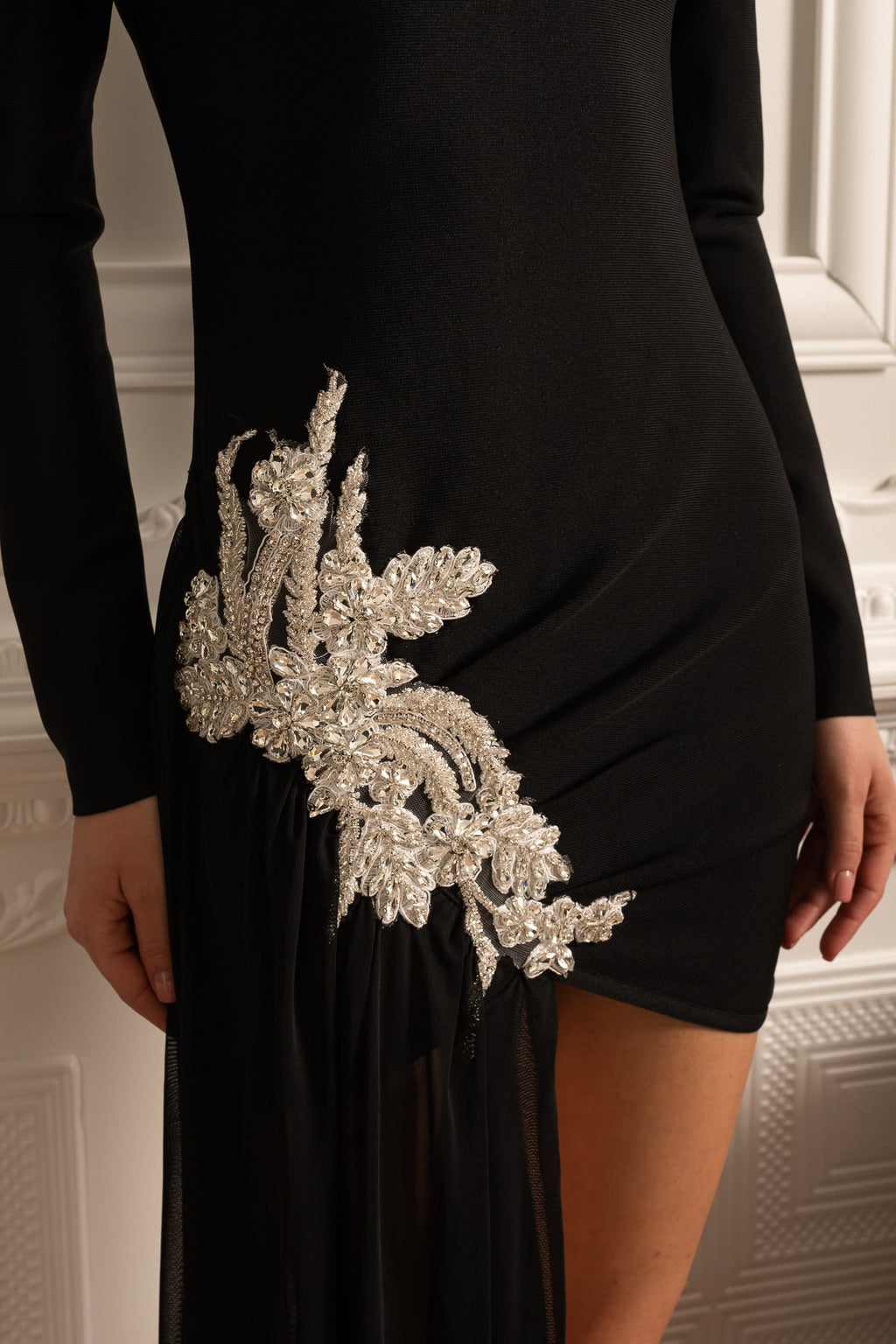 Beyaz Kalça Süslemeli ve Şeffaf Kat Boyu Uzantılı Asimetrik Gömme Elbise