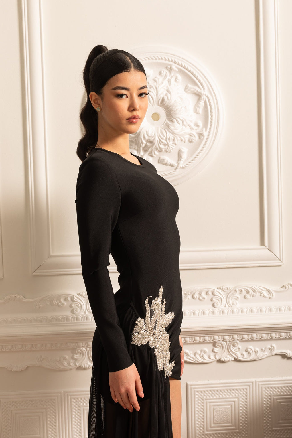 Beyaz Kalça Süslemeli ve Şeffaf Kat Boyu Uzantılı Asimetrik Gömme Elbise