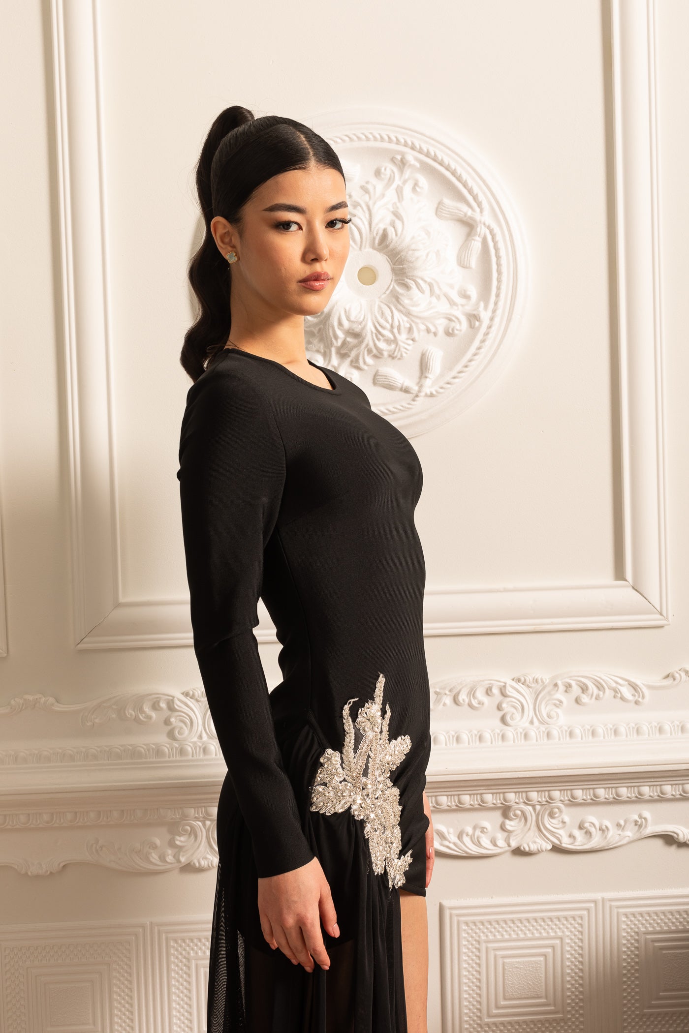 Beyaz Kalça Süslemeli ve Şeffaf Kat Boyu Uzantılı Asimetrik Gömme Elbise