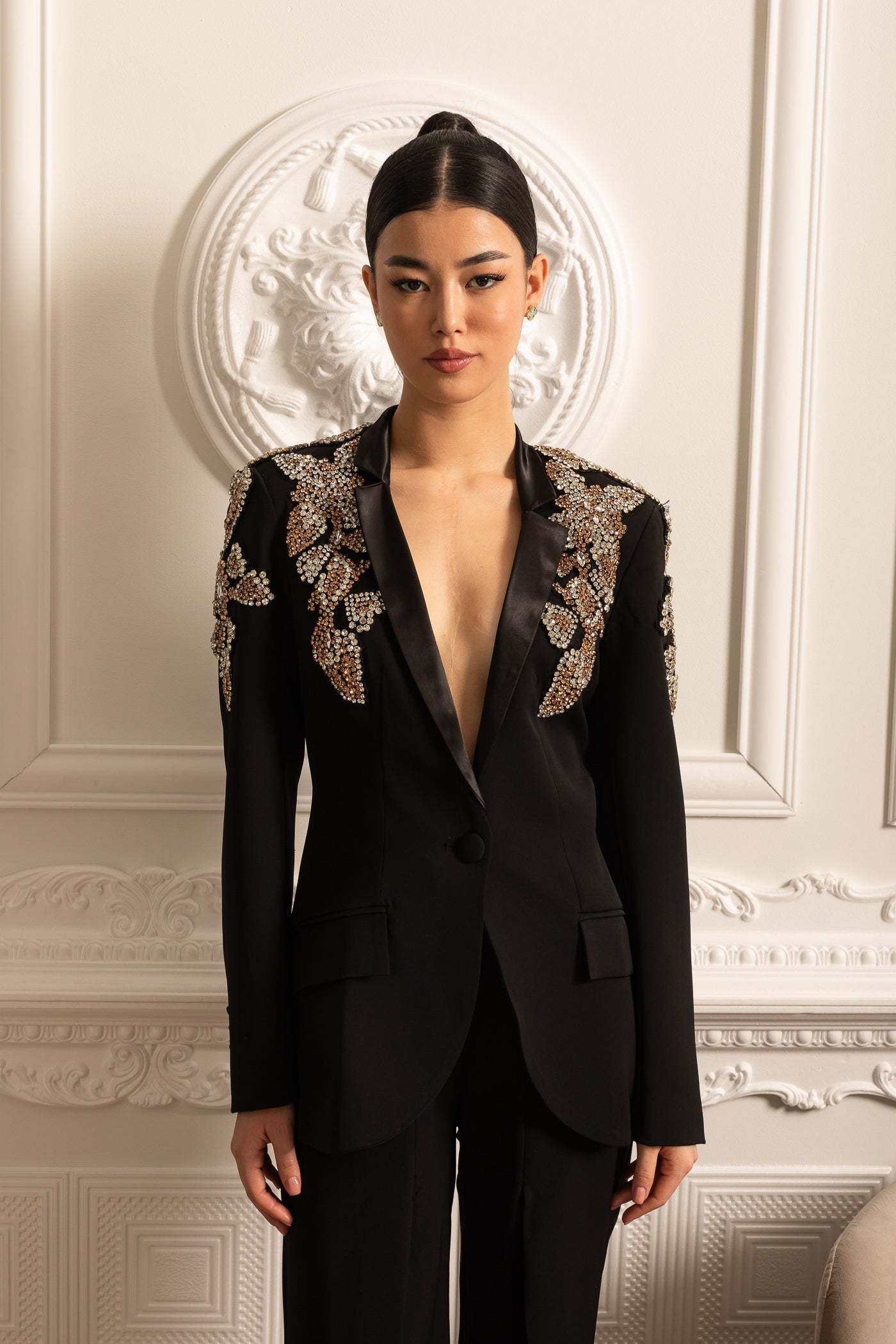 Taş Detaylı Ceket ve Uyumlu Bol Paça Pantolondan Oluşan Zarif Takım – Siyah