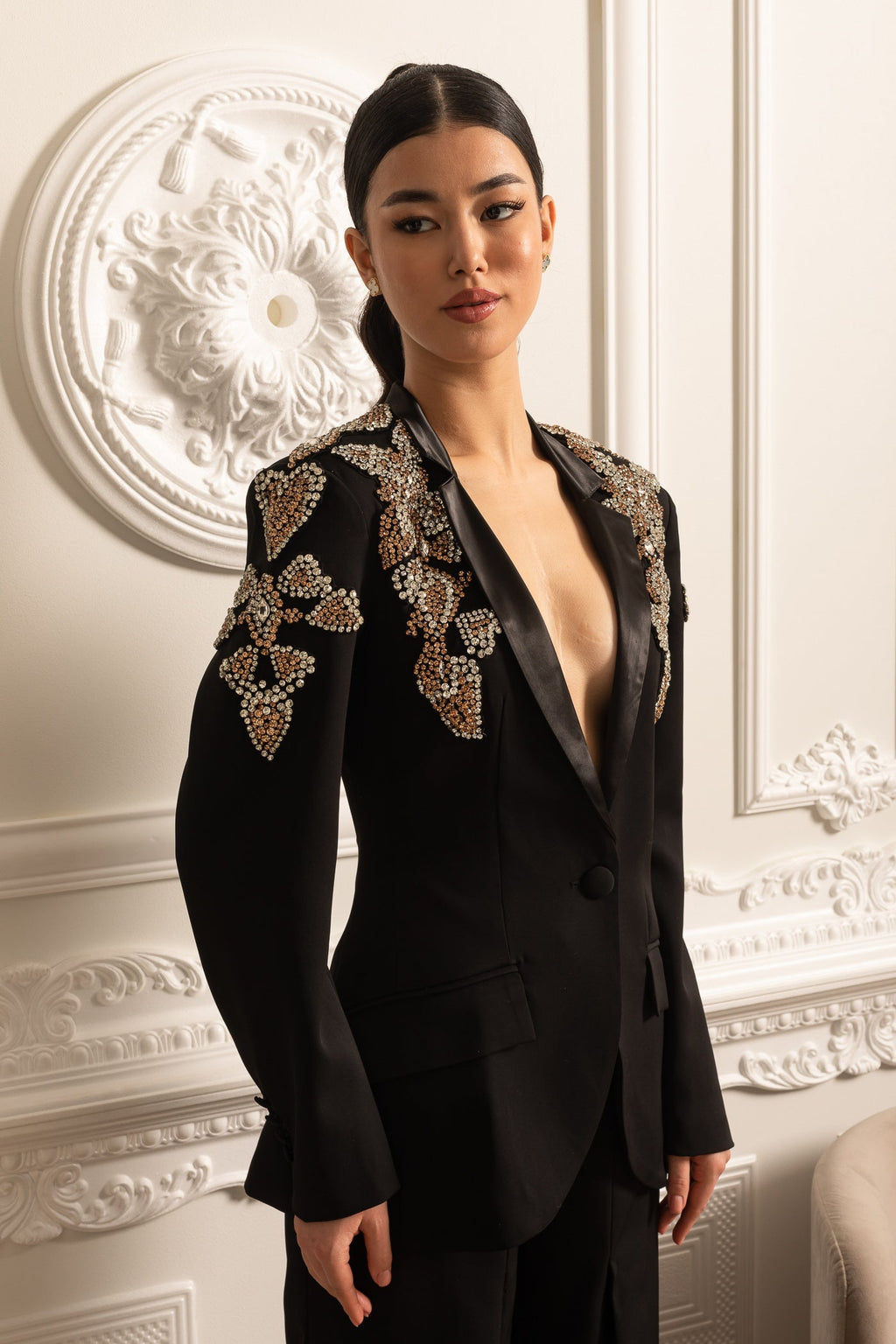 Taş Detaylı Ceket ve Uyumlu Bol Paça Pantolondan Oluşan Zarif Takım – Siyah