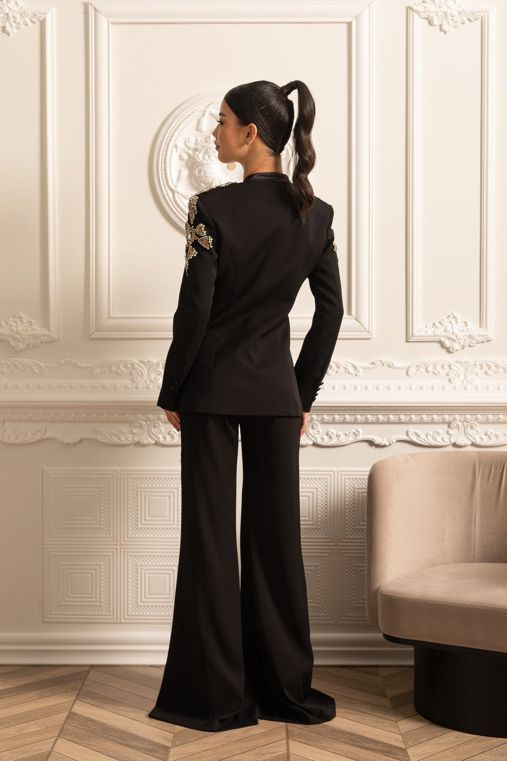 Taş Detaylı Ceket ve Uyumlu Bol Paça Pantolondan Oluşan Zarif Takım – Siyah