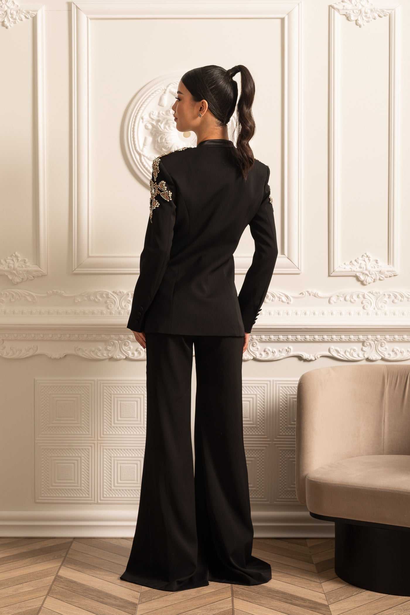 Taş Detaylı Ceket ve Uyumlu Bol Paça Pantolondan Oluşan Zarif Takım – Siyah