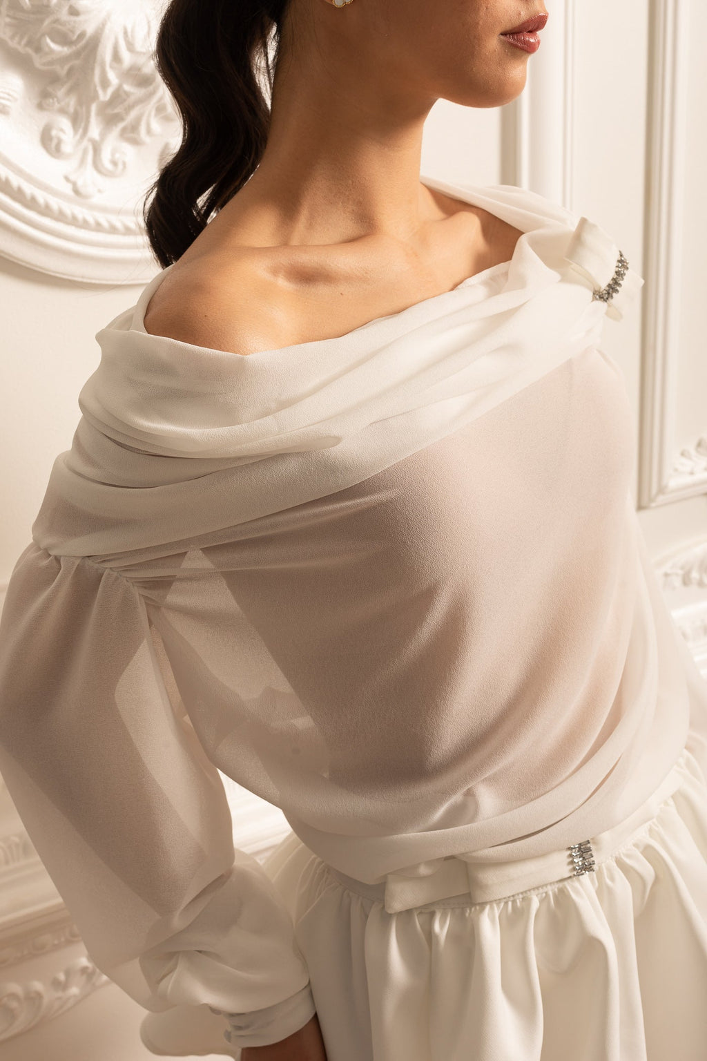 Uzun Kollu ve Mini Etekli Şeffaf Omuzları Açık Eşofman Üstü - Beyaz