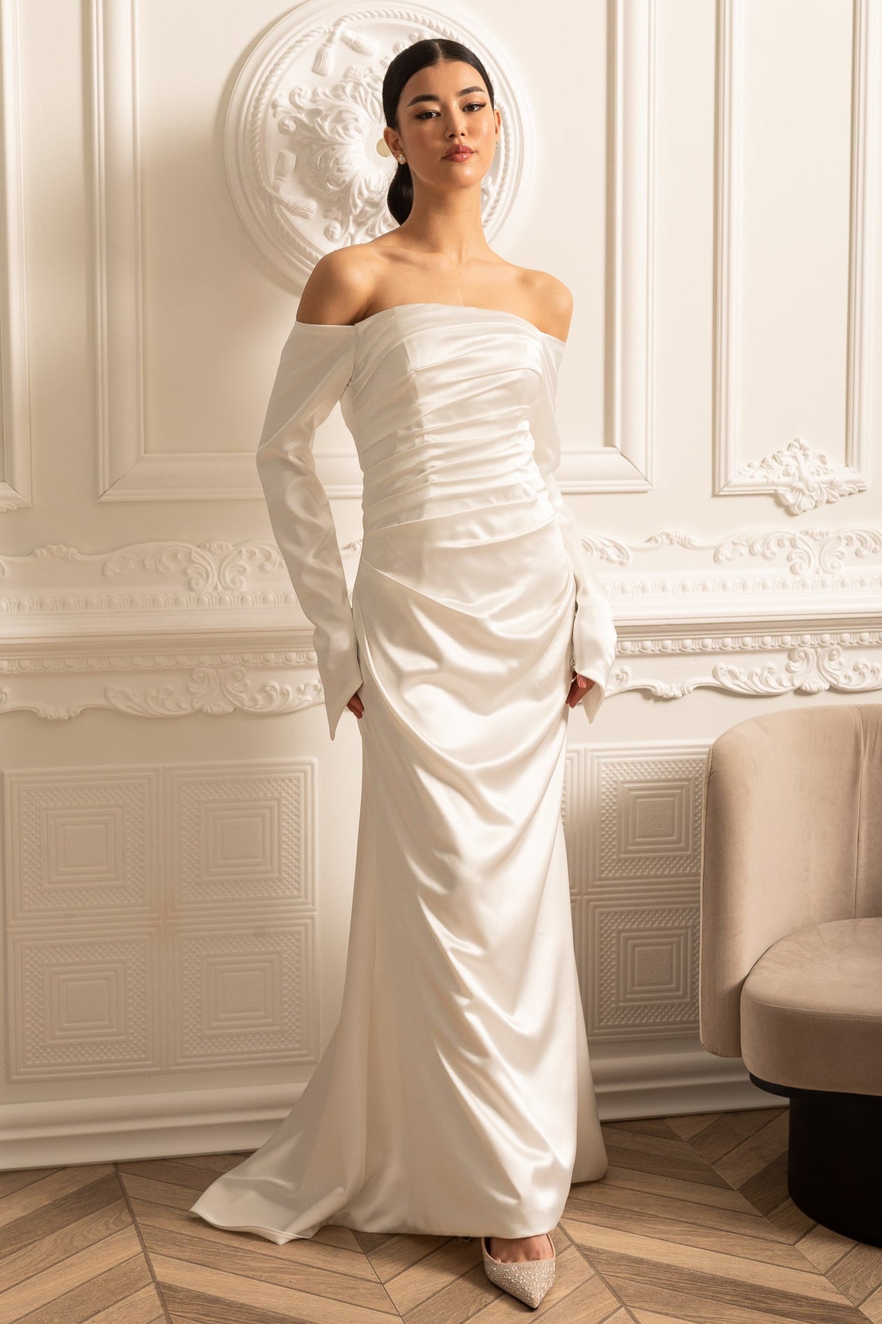 Dantelli Tasarımlı ve Drapeli Etekli Omuzları Açık Saten Elbise - Beyaz