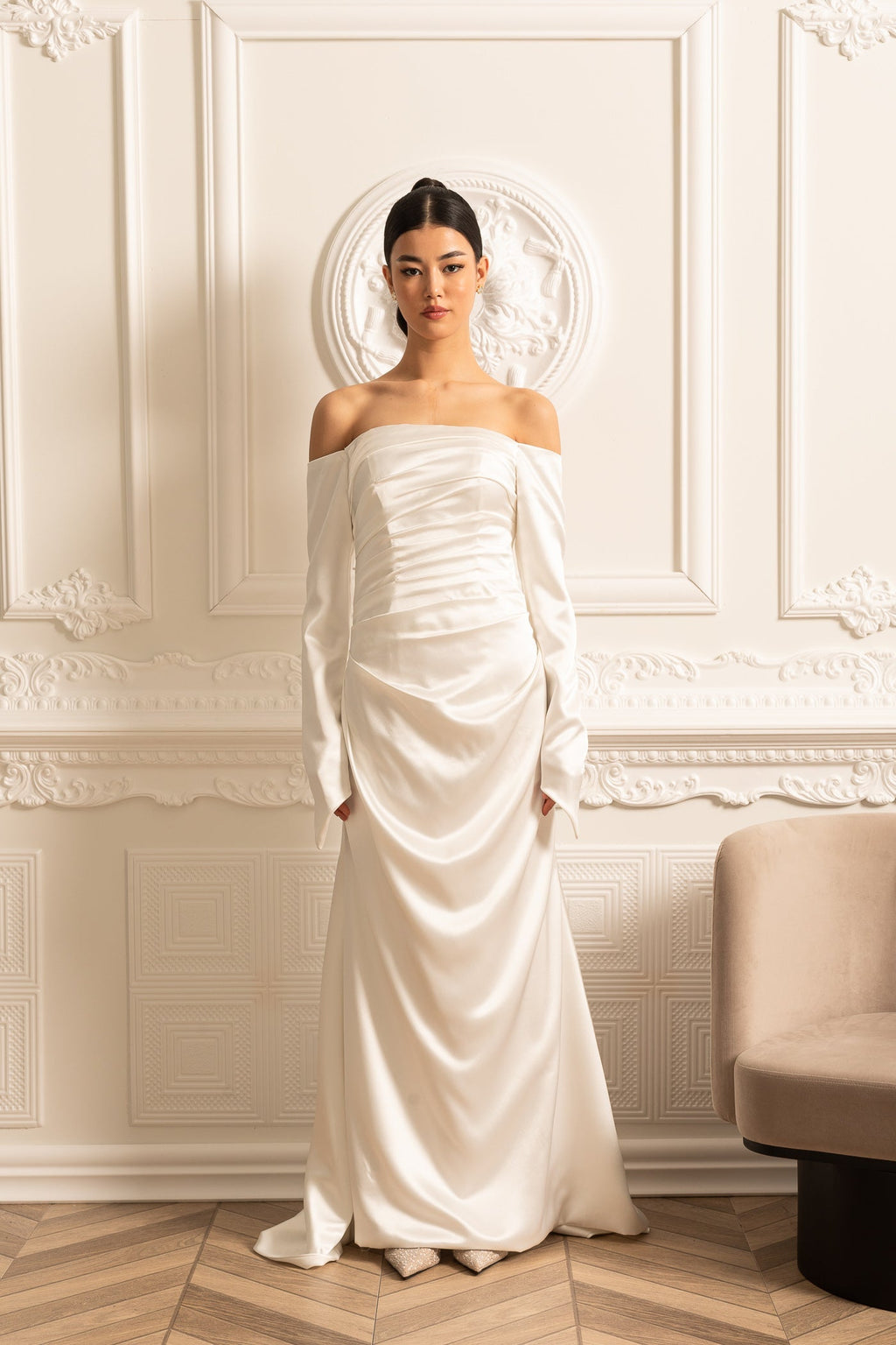 Dantelli Tasarımlı ve Drapeli Etekli Omuzları Açık Saten Elbise - Beyaz