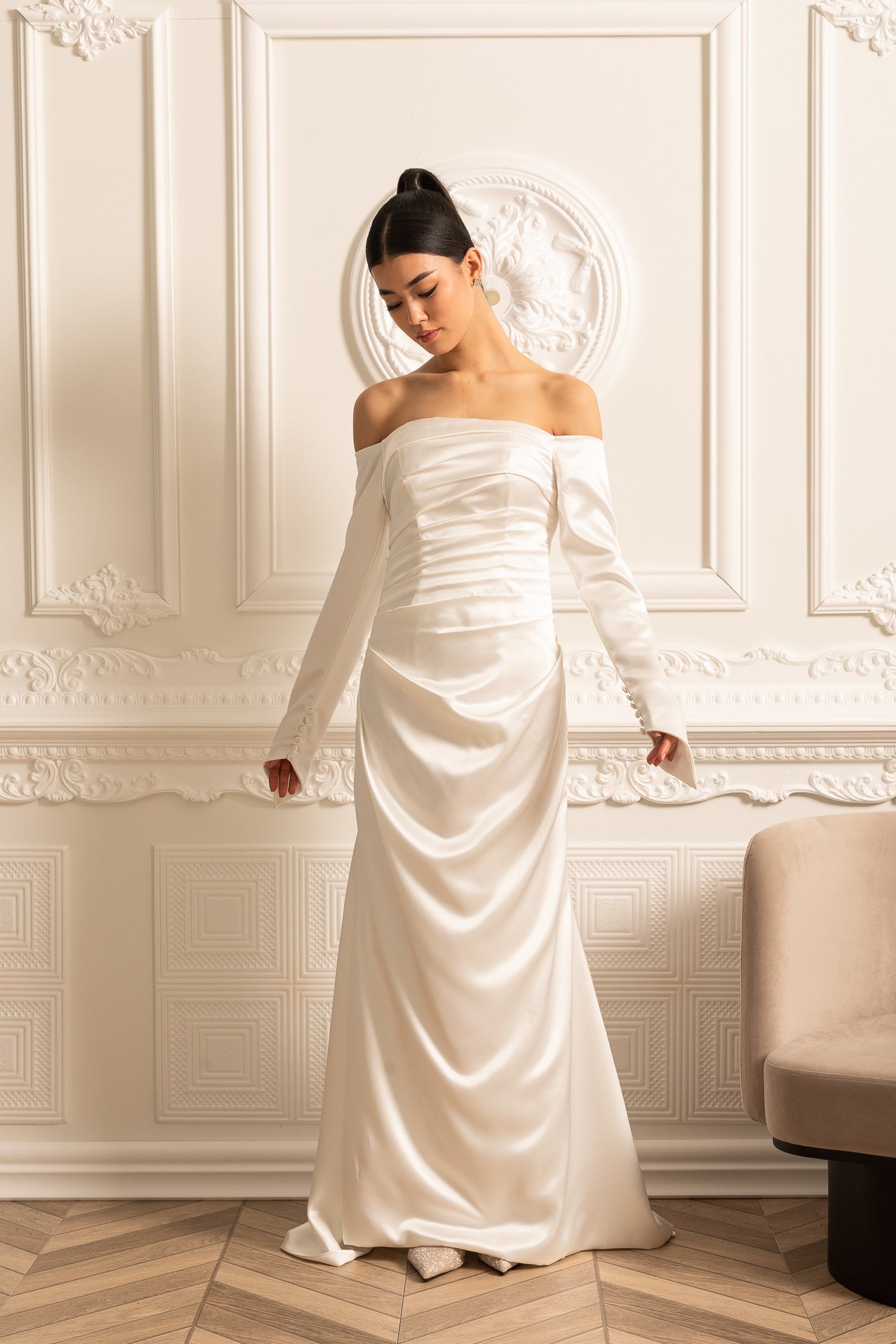 Dantelli Tasarımlı ve Drapeli Etekli Omuzları Açık Saten Elbise - Beyaz