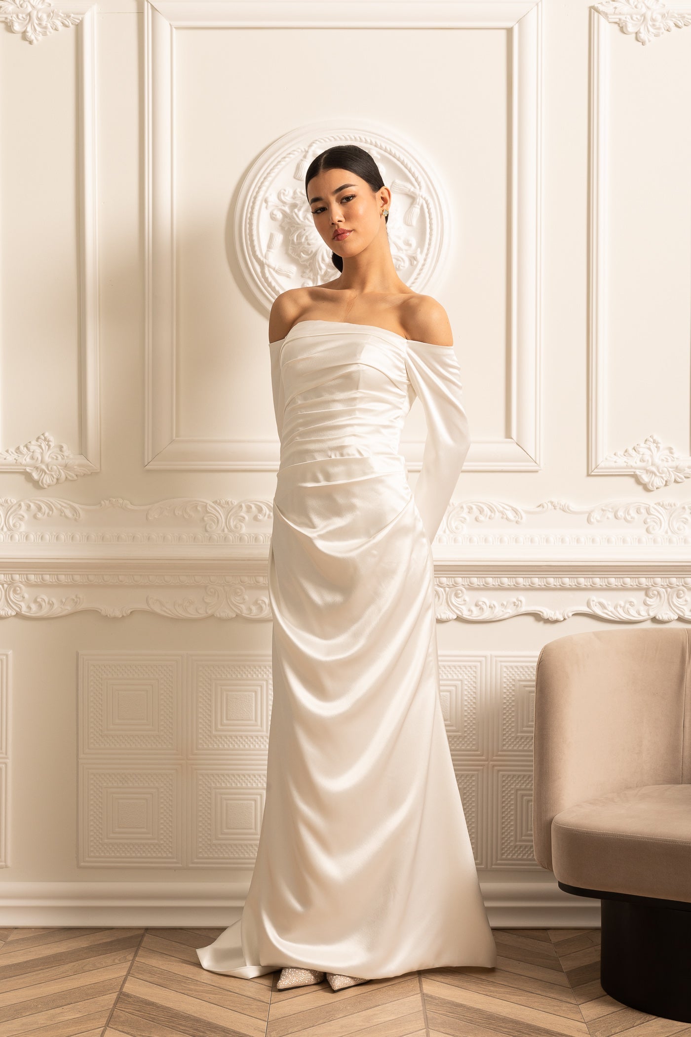 Dantelli Tasarımlı ve Drapeli Etekli Omuzları Açık Saten Elbise - Beyaz