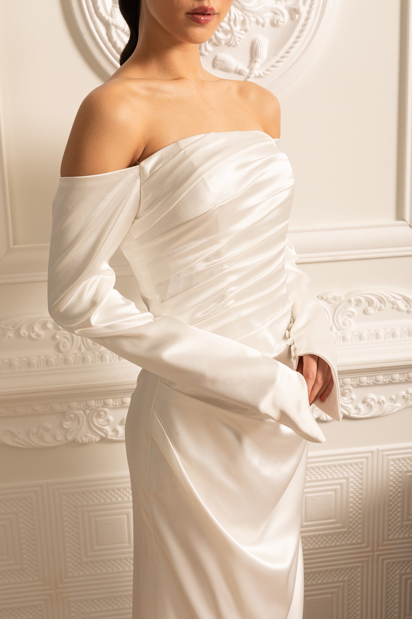 Dantelli Tasarımlı ve Drapeli Etekli Omuzları Açık Saten Elbise - Beyaz