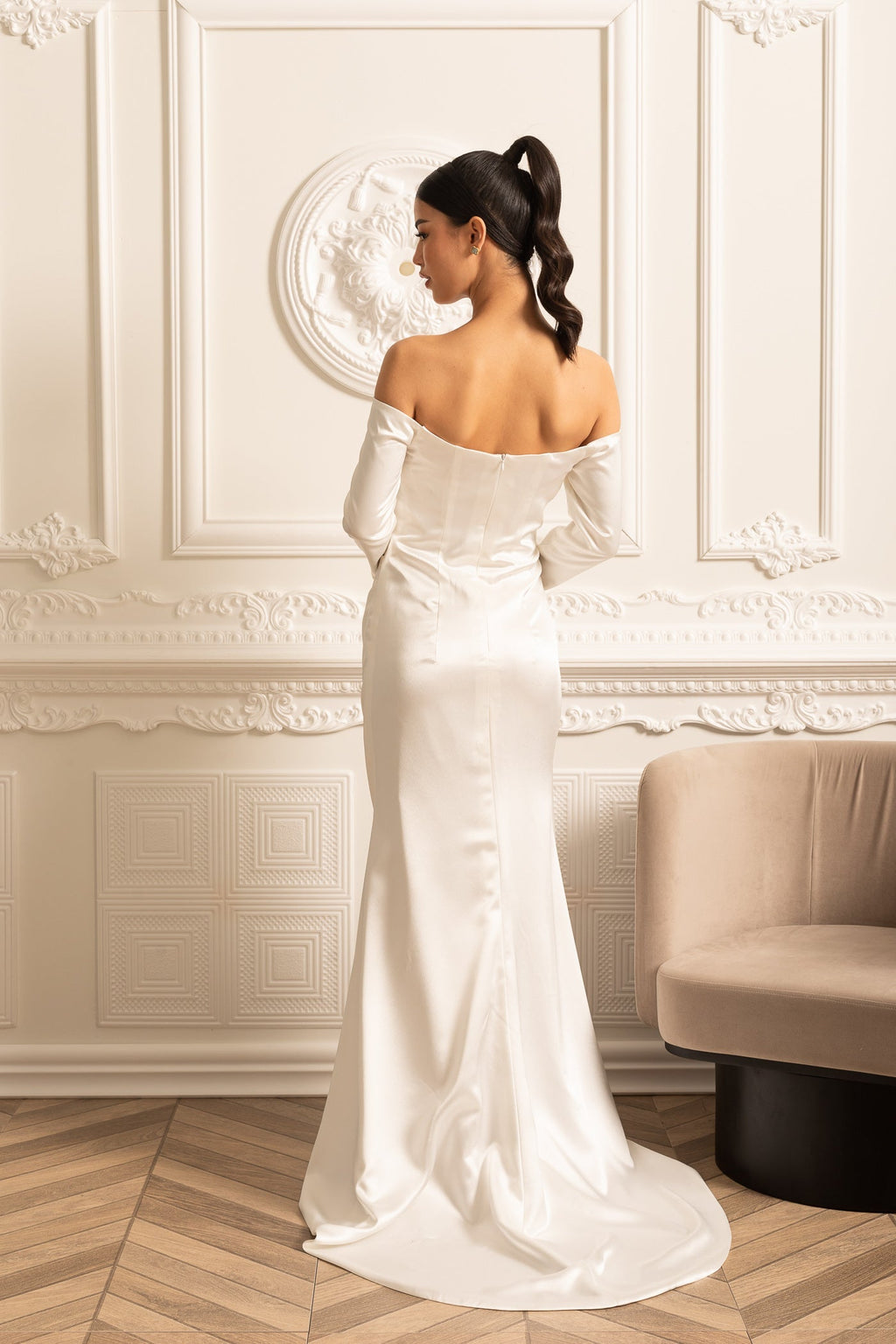 Dantelli Tasarımlı ve Drapeli Etekli Omuzları Açık Saten Elbise - Beyaz