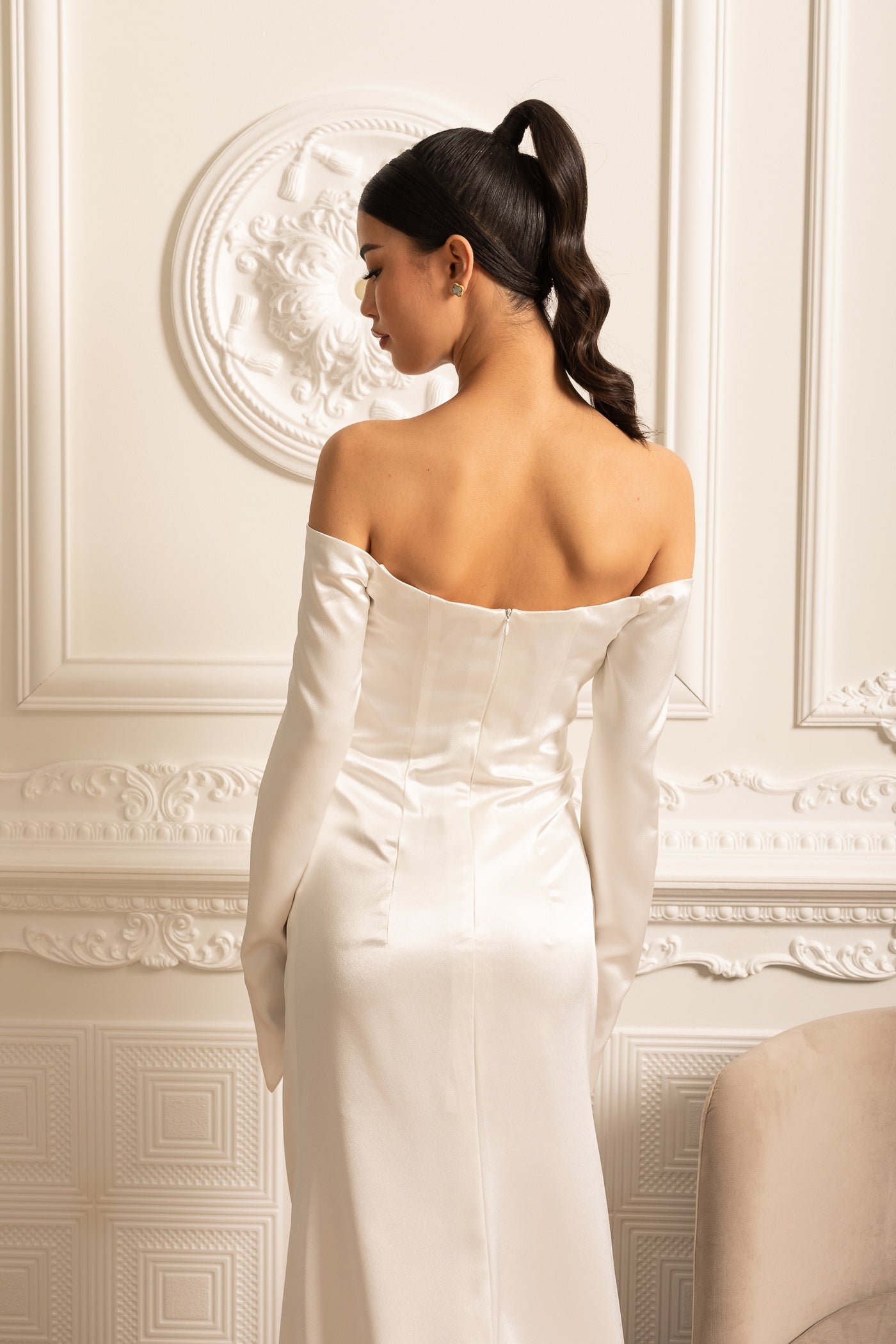 Dantelli Tasarımlı ve Drapeli Etekli Omuzları Açık Saten Elbise - Beyaz