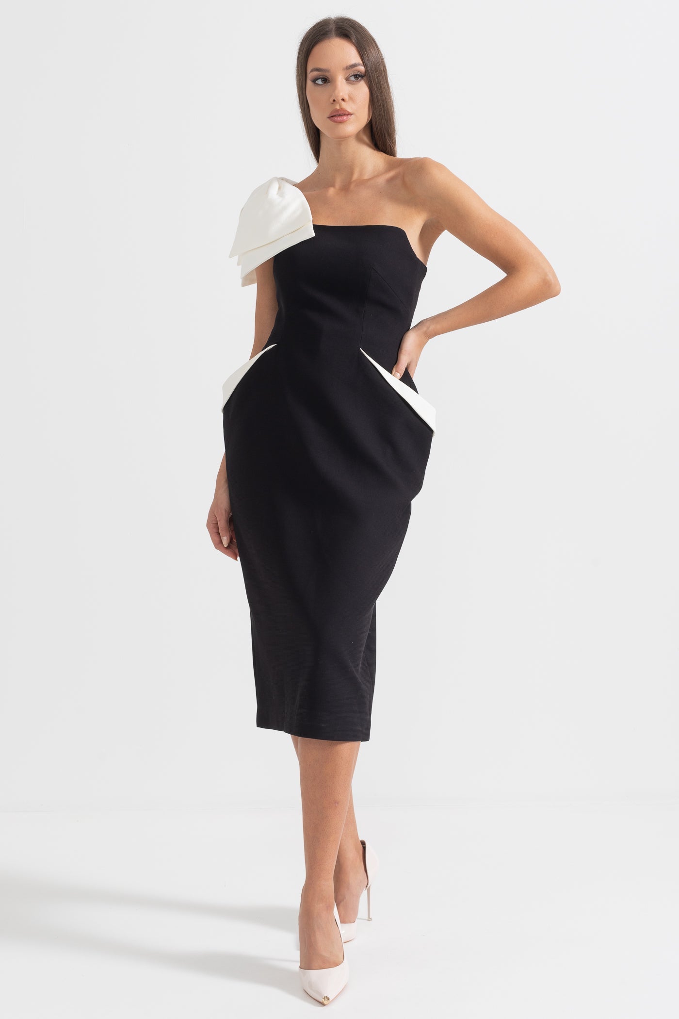 Beyaz Vurgulara Sahip Tek Omuzlu Fit Elbise