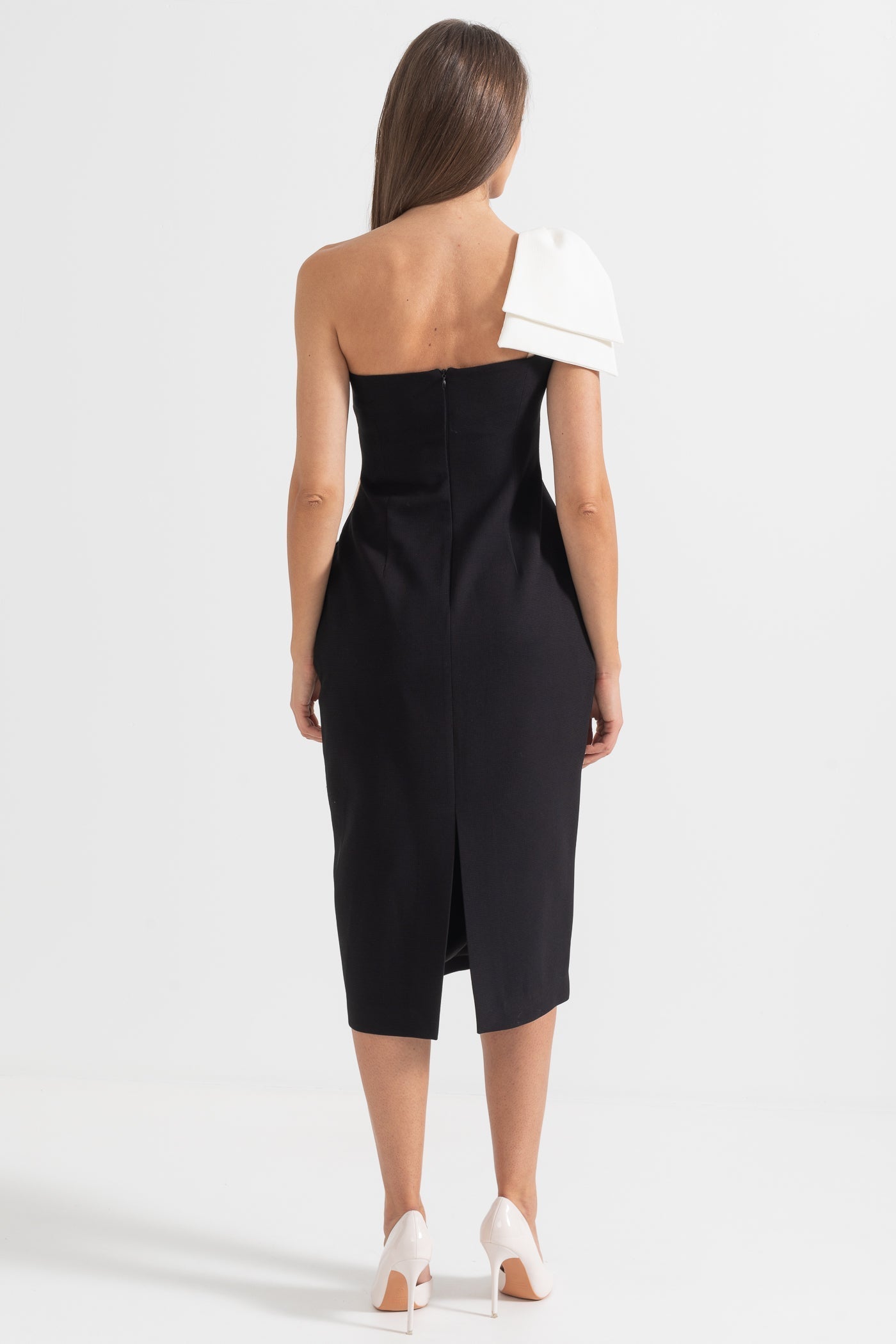 Beyaz Vurgulara Sahip Tek Omuzlu Fit Elbise