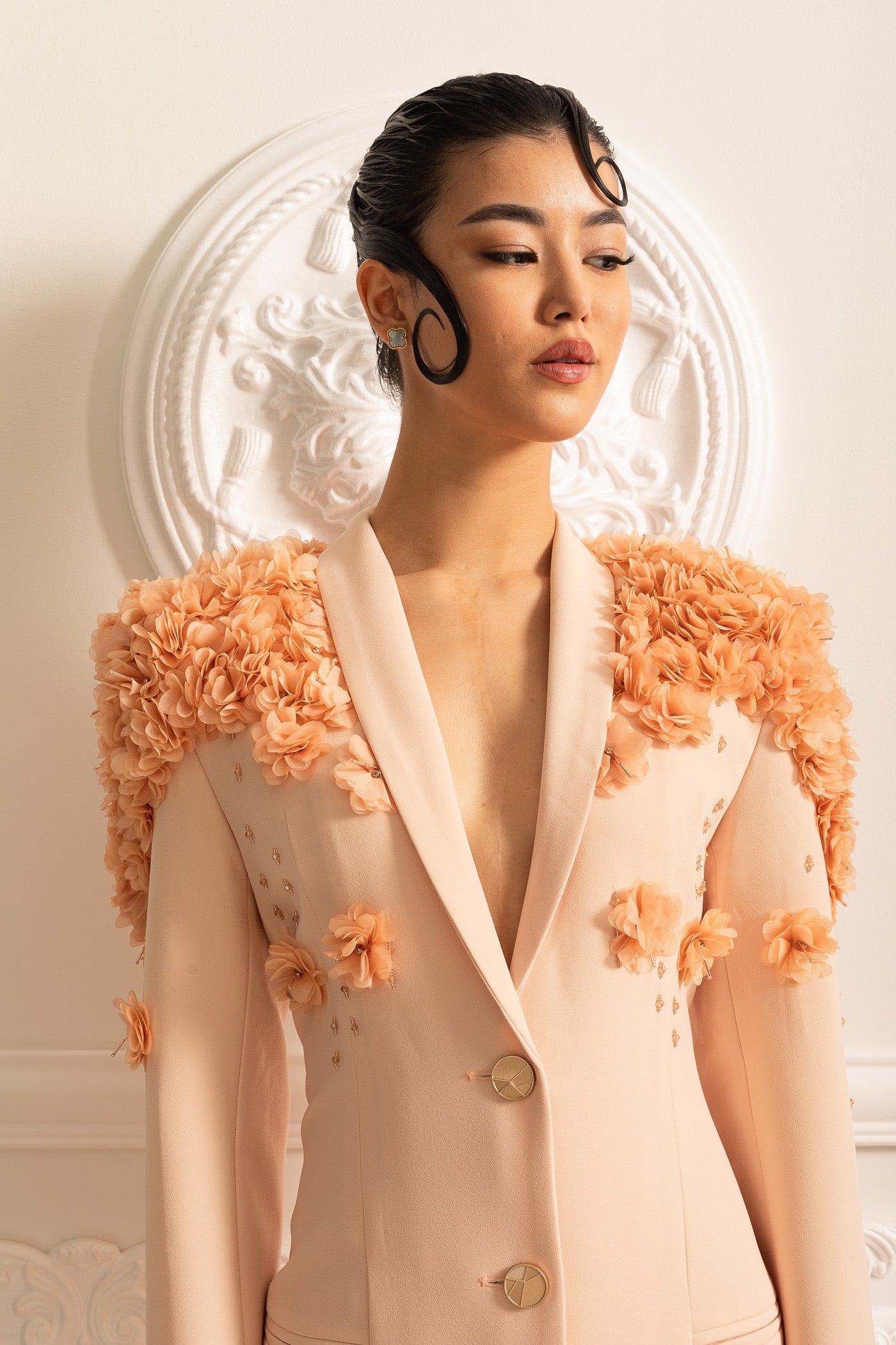 3D Kontrast Çiçekli Omuz ve Sırt Aksesuarlı Uzun Palto - Şeftali