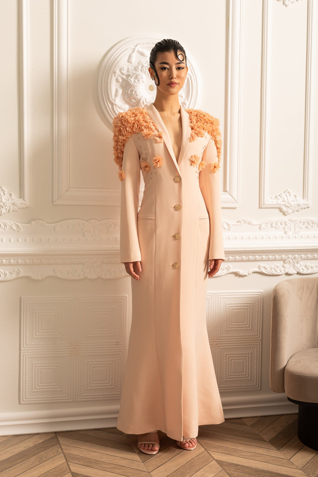 3D Kontrast Çiçekli Omuz ve Sırt Aksesuarlı Uzun Palto - Şeftali