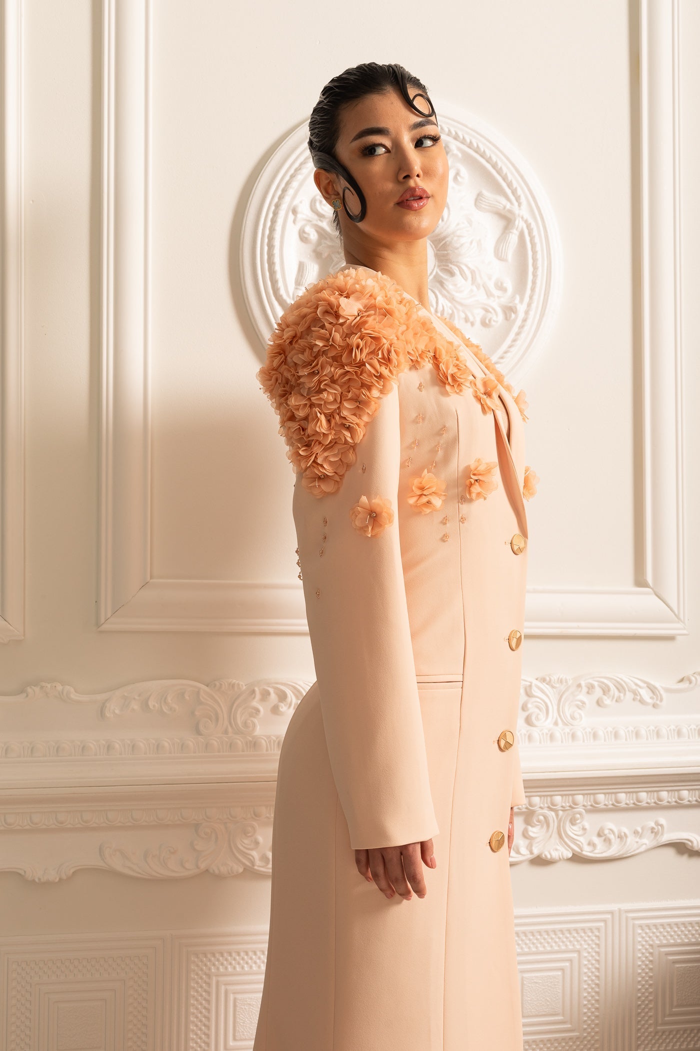 3D Kontrast Çiçekli Omuz ve Sırt Aksesuarlı Uzun Palto - Şeftali