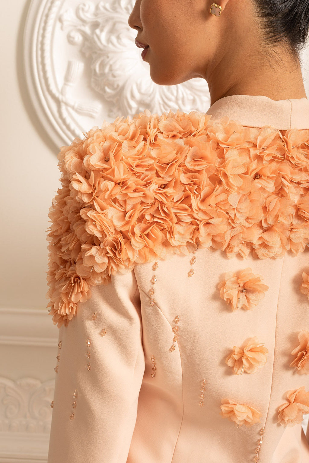 3D Kontrast Çiçekli Omuz ve Sırt Aksesuarlı Uzun Palto - Şeftali