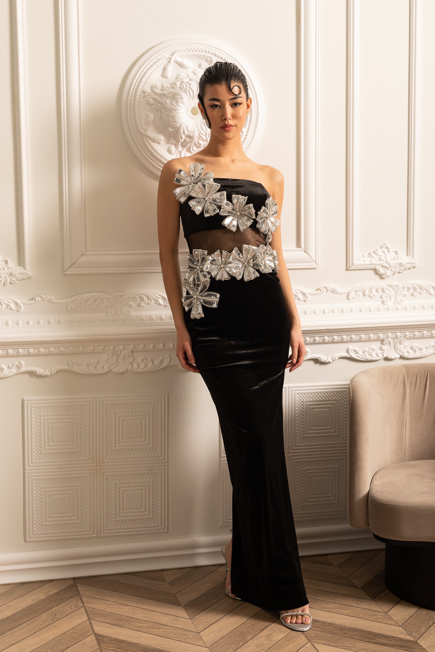 Gümüş Çiçek Detaylı ve Maxi Etekli Zarif Elbise – Siyah