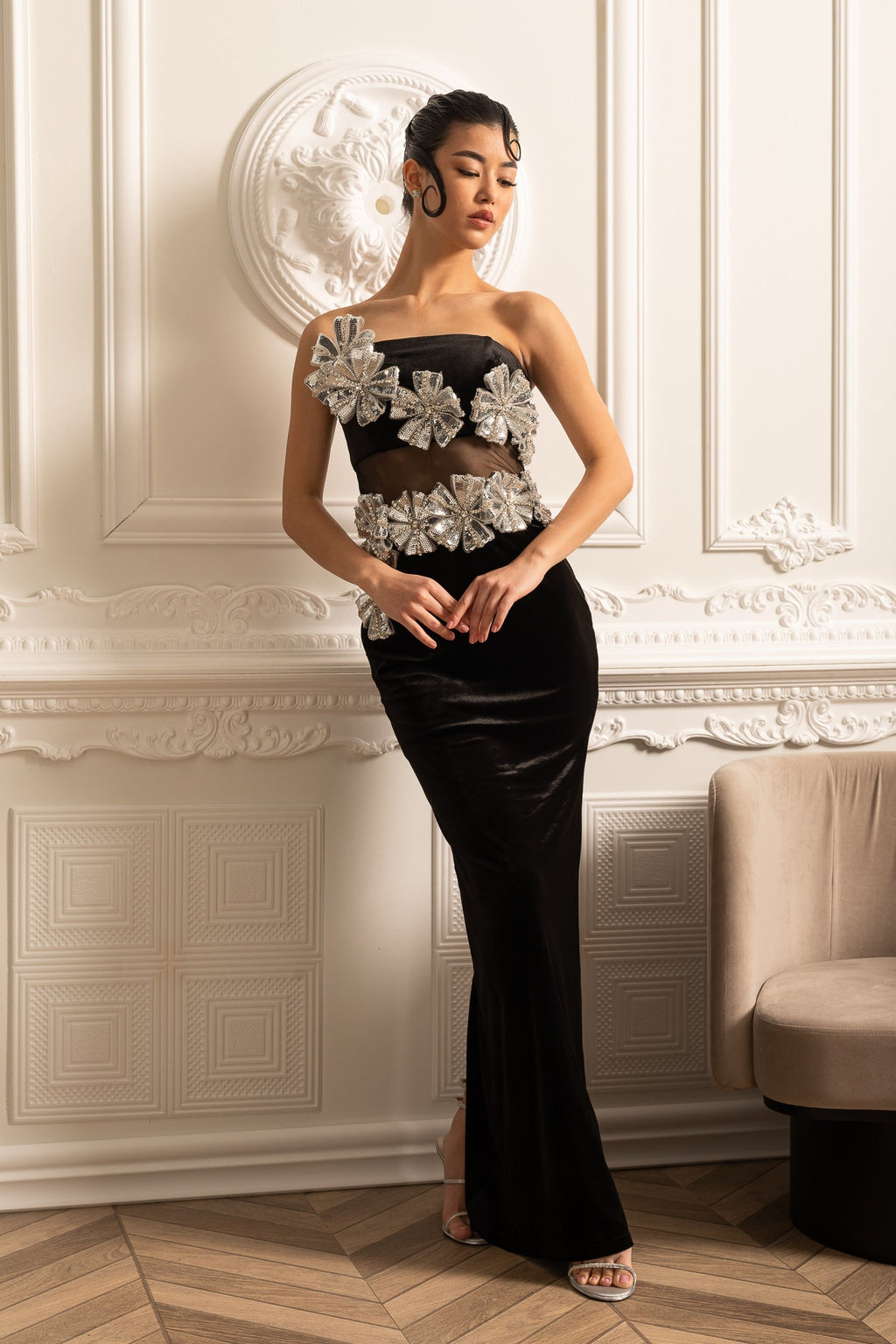 Gümüş Çiçek Detaylı ve Maxi Etekli Zarif Elbise – Siyah