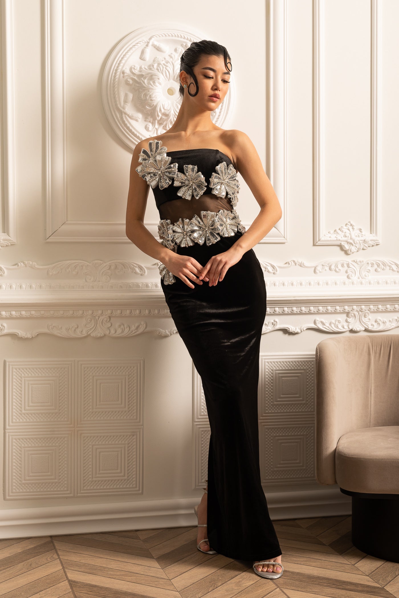 Gümüş Çiçek Detaylı ve Maxi Etekli Zarif Elbise – Siyah