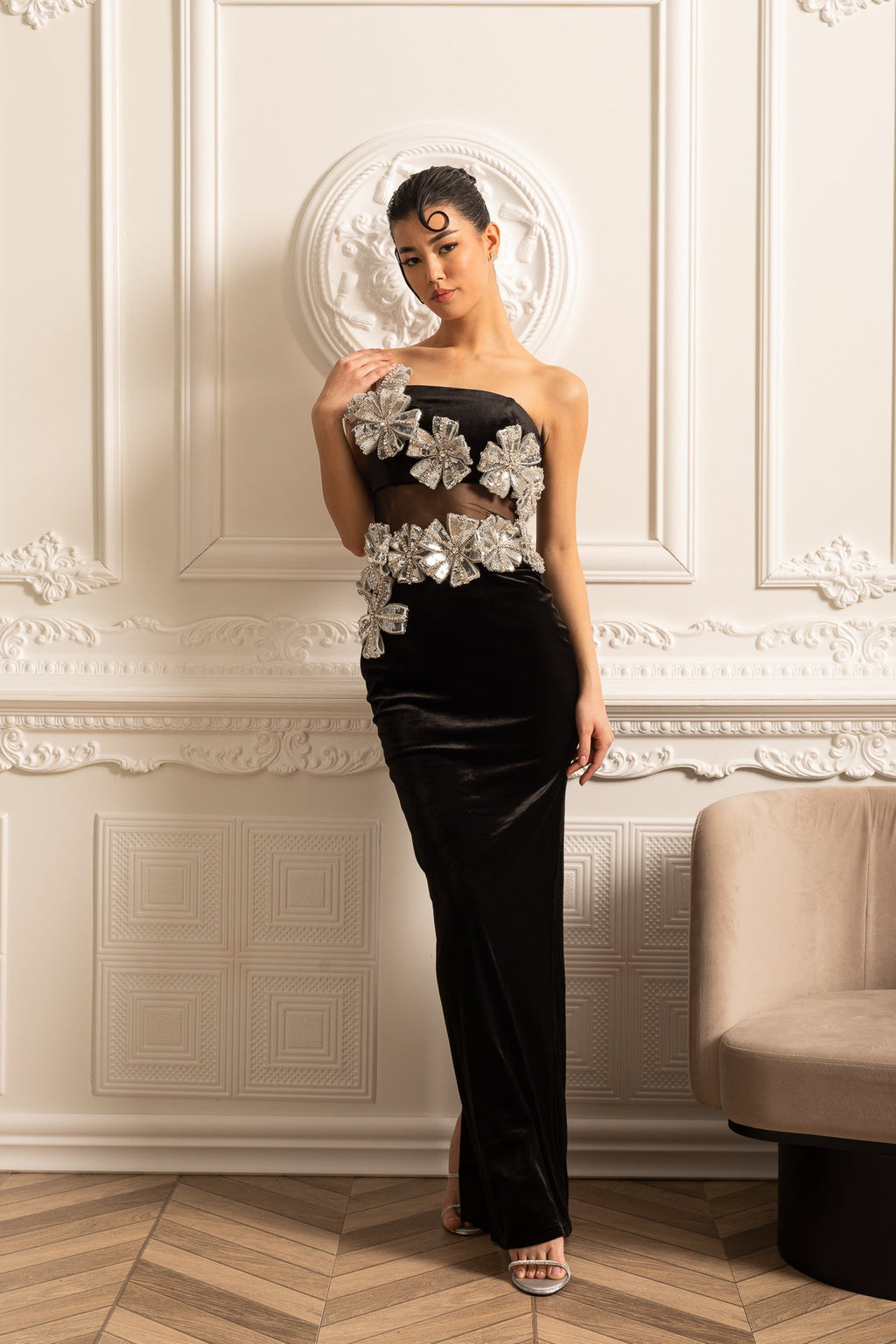 Gümüş Çiçek Detaylı ve Maxi Etekli Zarif Elbise – Siyah