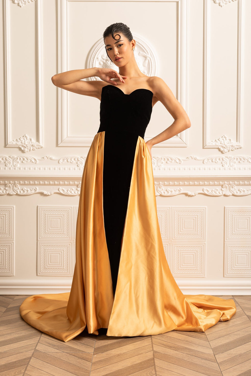 Vücuda Oturan Kadife Üst ve Akışkan Altın Saten Etekli Abiye Elbise – Siyah