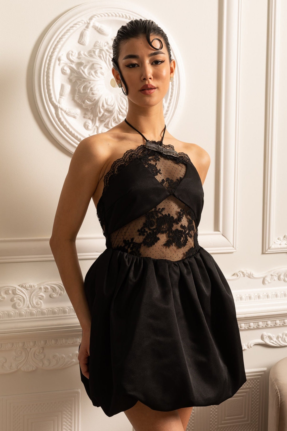 Fırfırlı Etekli ve Şeffaf Çiçekli Dantel Desenli Mini Elbise