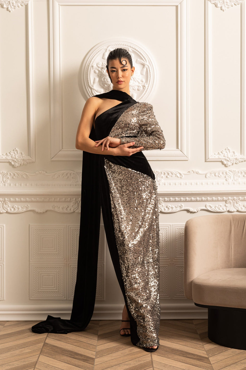 Siyah Kadife Vurguları Olan Göz Alıcı Pullu Elbise