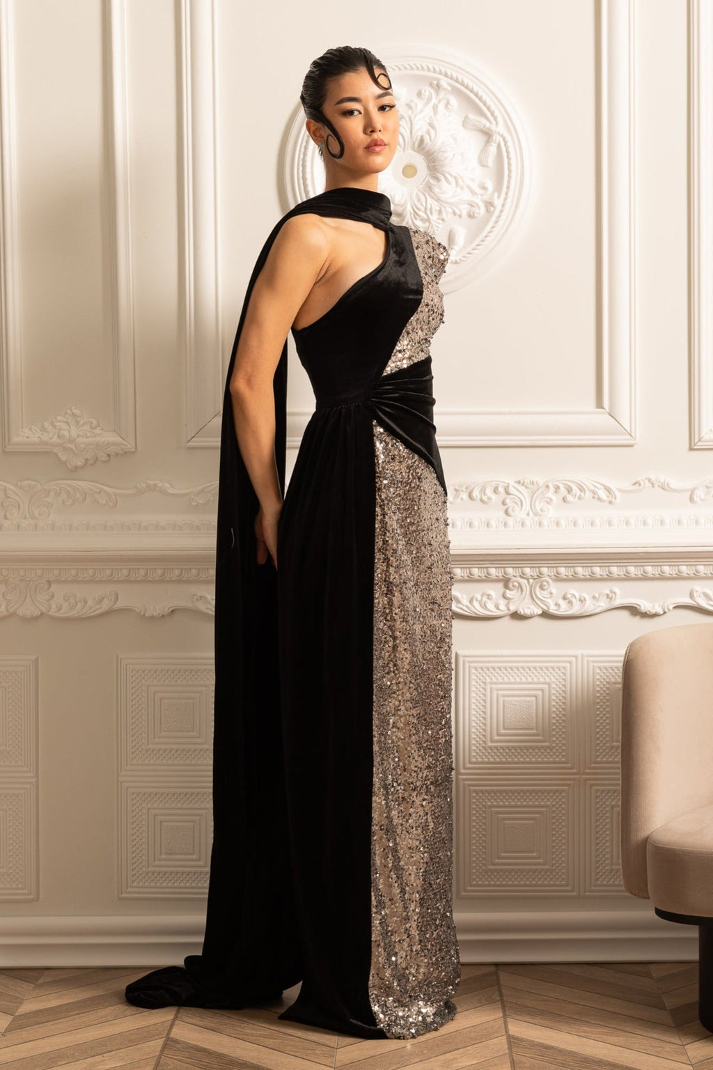 Siyah Kadife Vurguları Olan Göz Alıcı Pullu Elbise