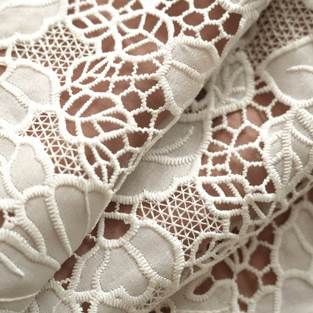 Beyaz Çiçekli Dantel Spagetti Askılı Elbise