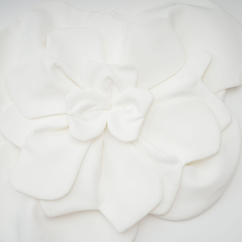 Flora Elegance Beyaz 3D Çiçek Detaylı Straplez Bluz