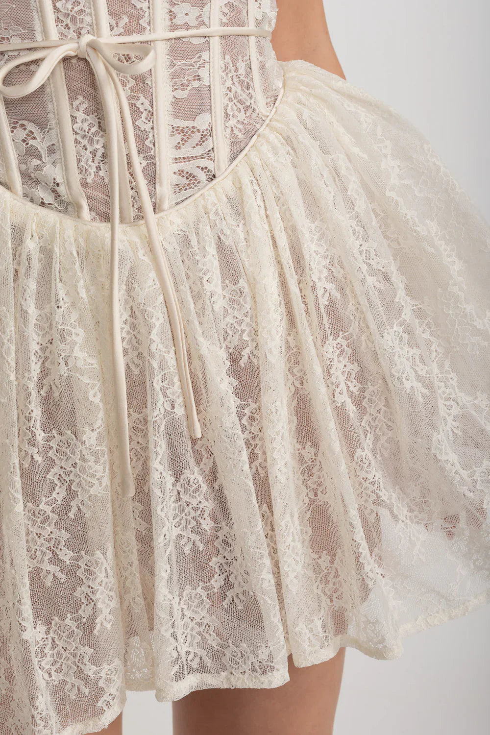 Fitted Bodice ve Kloş Etekli Zarif Dantel Straplez Elbise - Beyaz