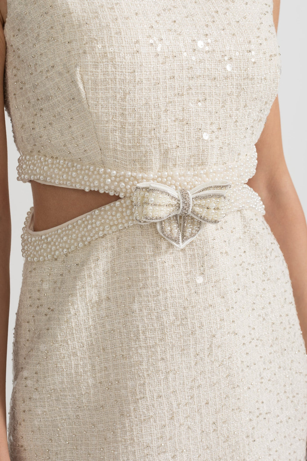 Bel Kesimli ve Fiyonklu Payetli Kolsuz Mini Elbise